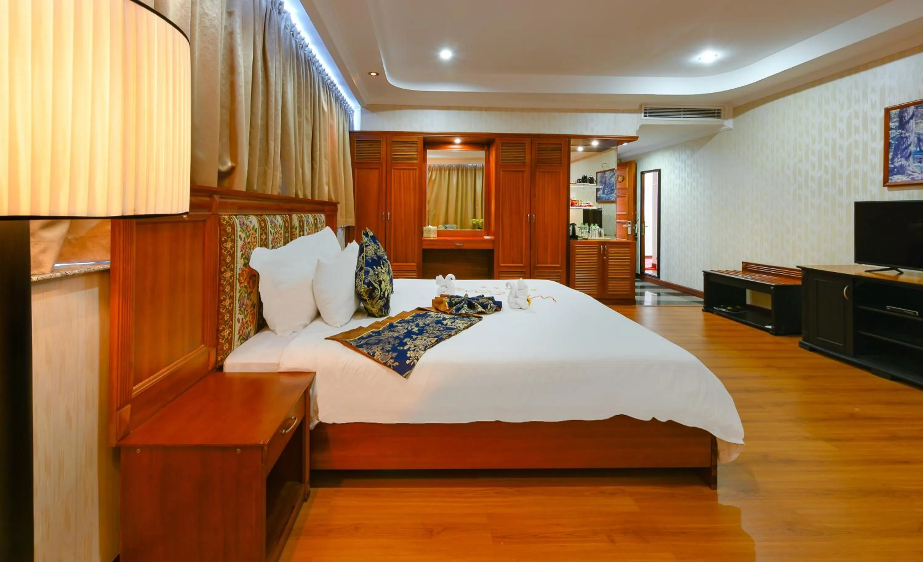 Photo of the whole room, Bed in Muong Thanh Luxury Song Han Hotel