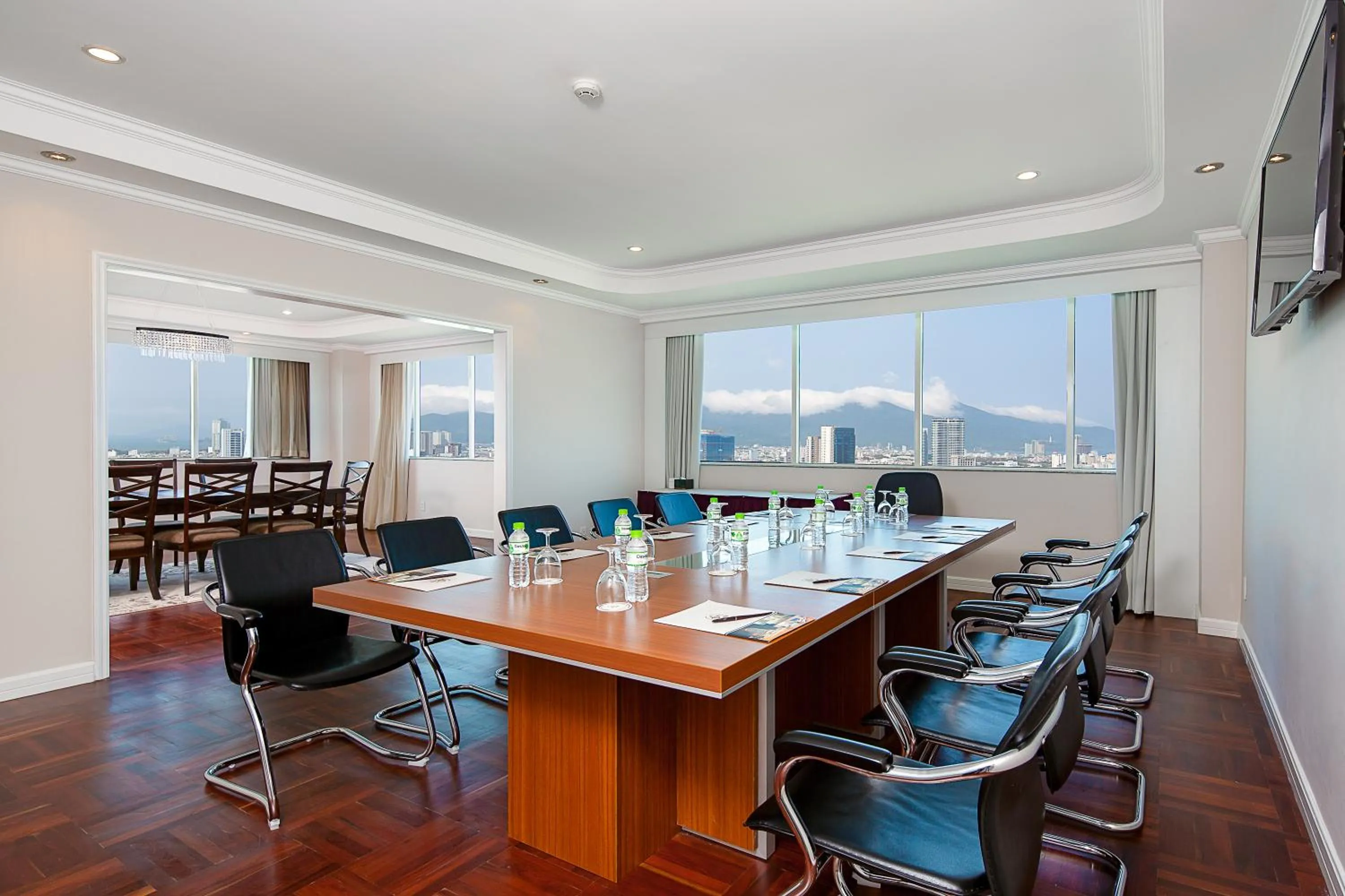 Business facilities in Muong Thanh Luxury Song Han Hotel