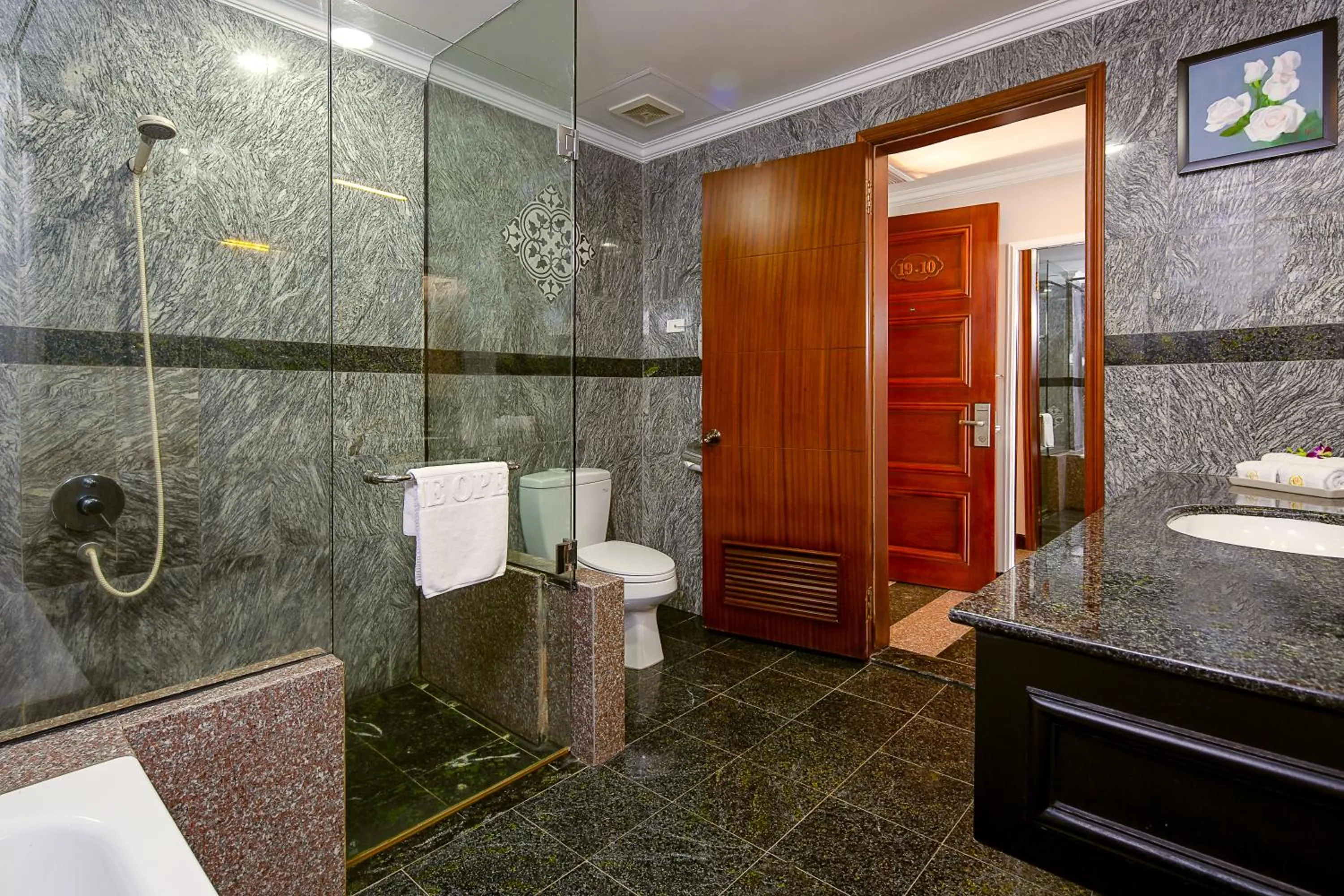 Toilet in Muong Thanh Luxury Song Han Hotel