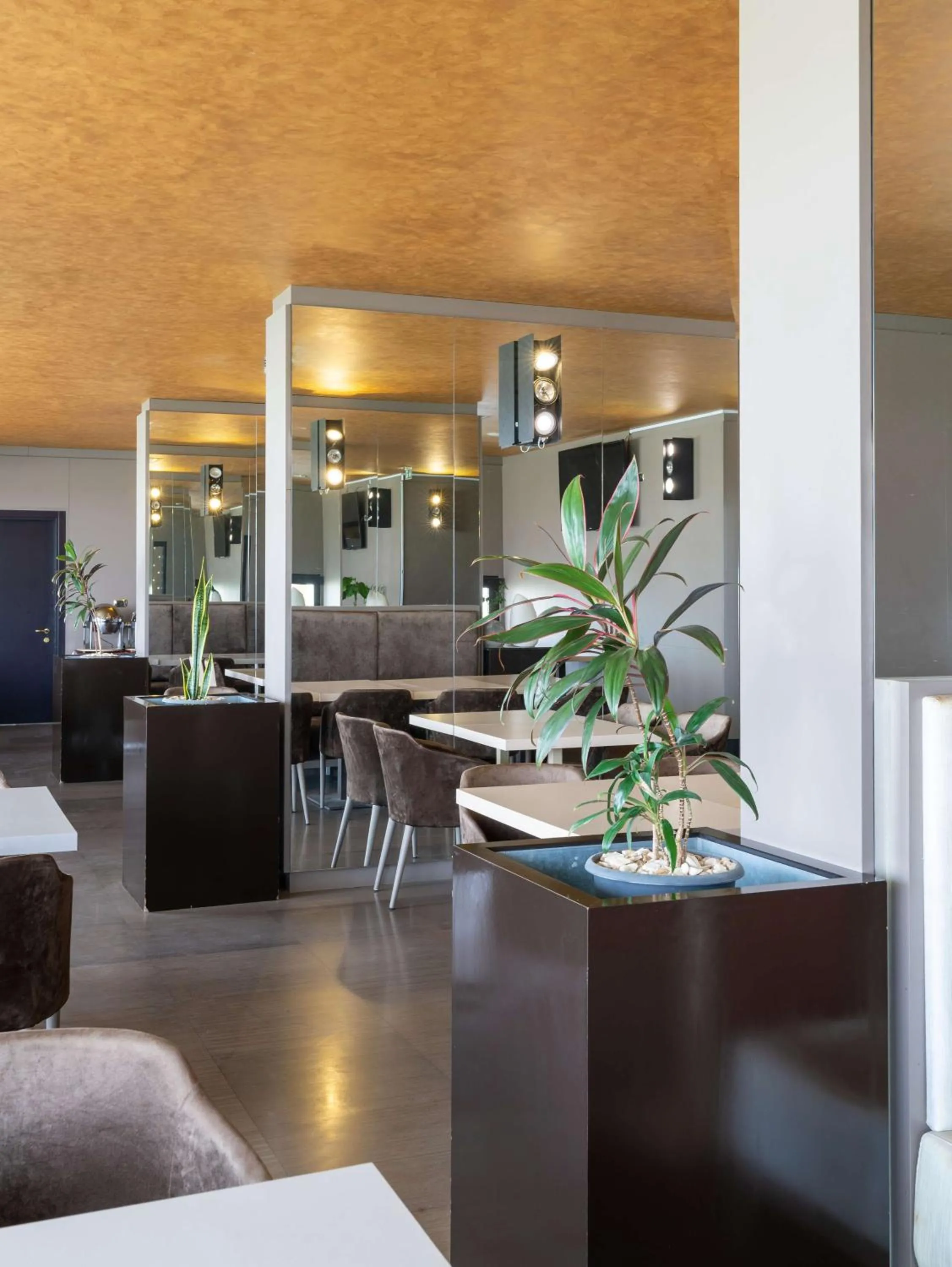 Restaurant/places to eat in Radisson Blu Hotel N'Djamena