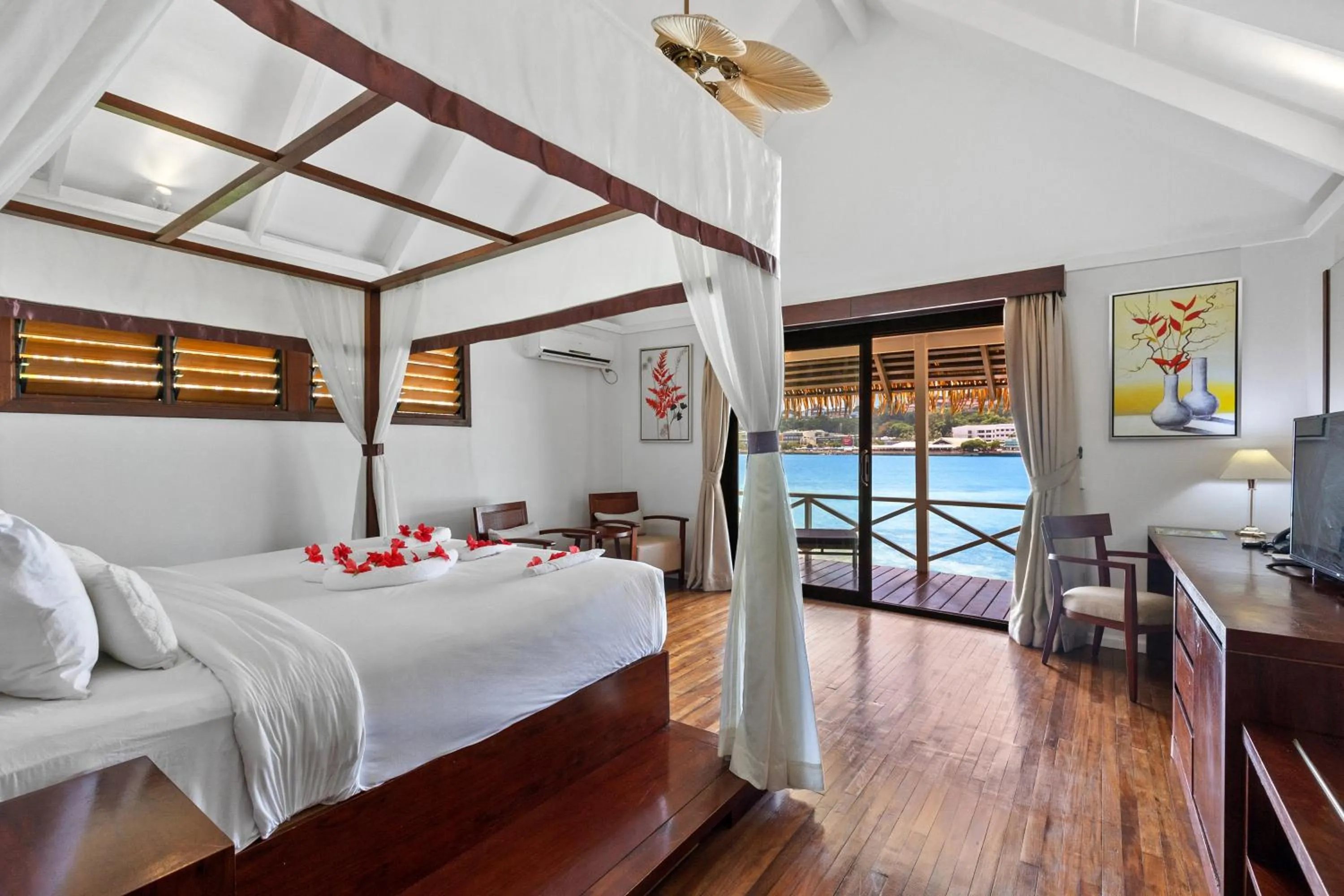 Bed in Iririki Island Resort & Spa