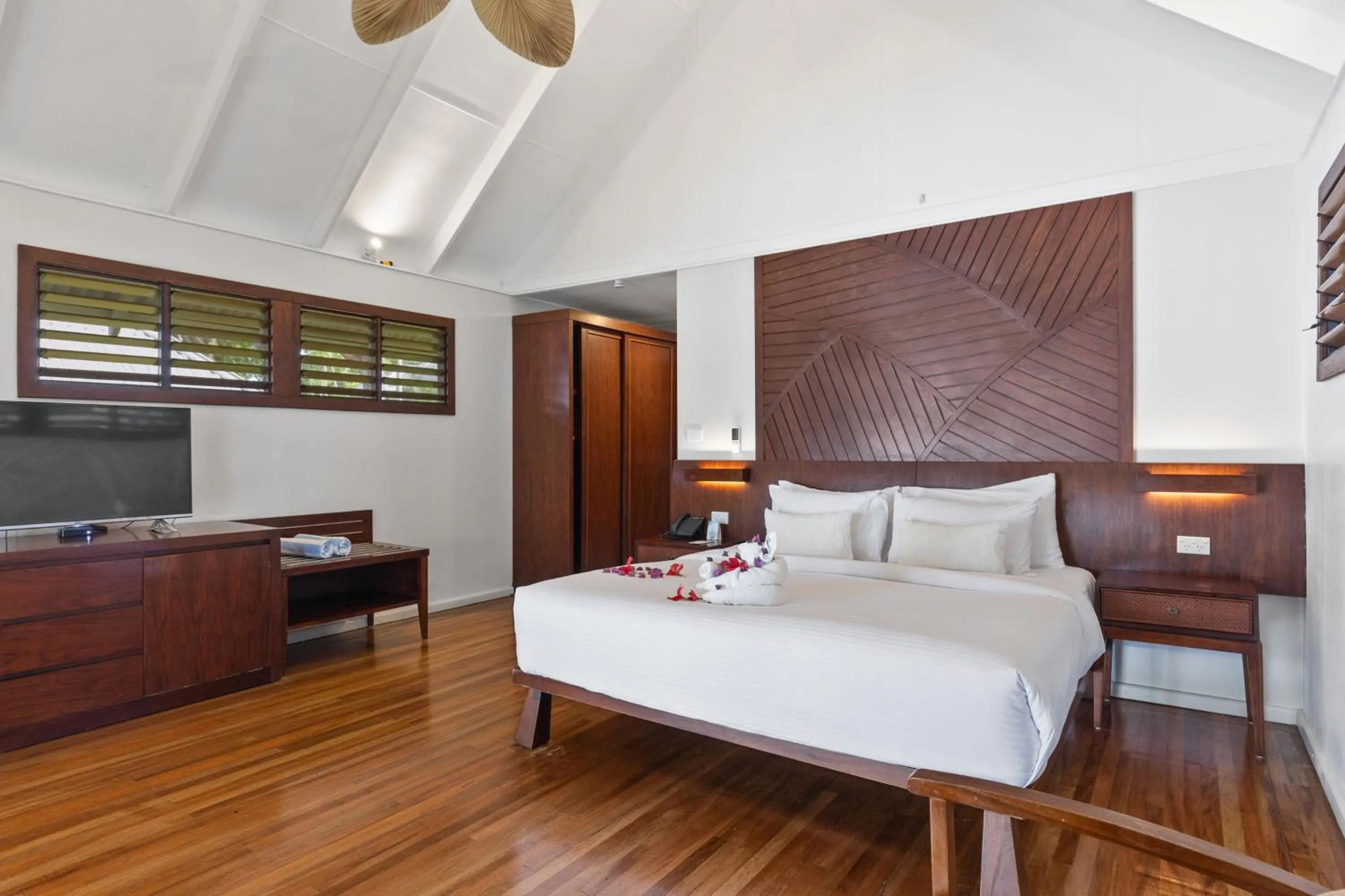 Bed in Iririki Island Resort & Spa