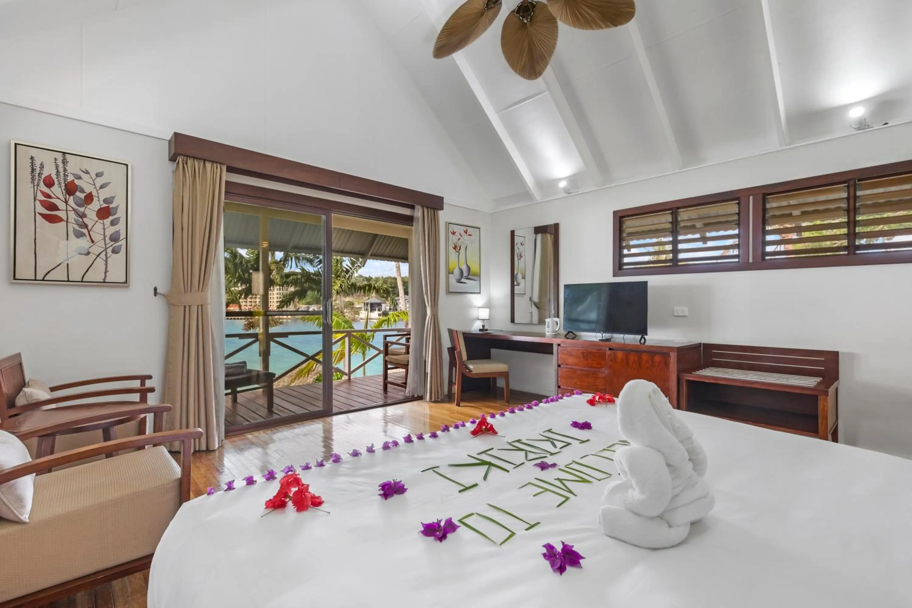 TV and multimedia, Bed in Iririki Island Resort & Spa