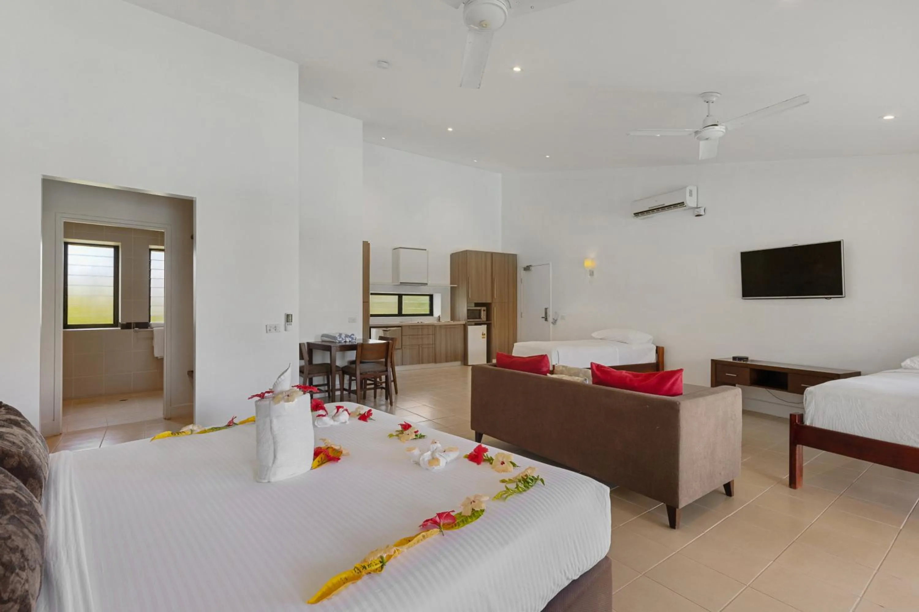 Kitchen or kitchenette, Bed in Iririki Island Resort & Spa