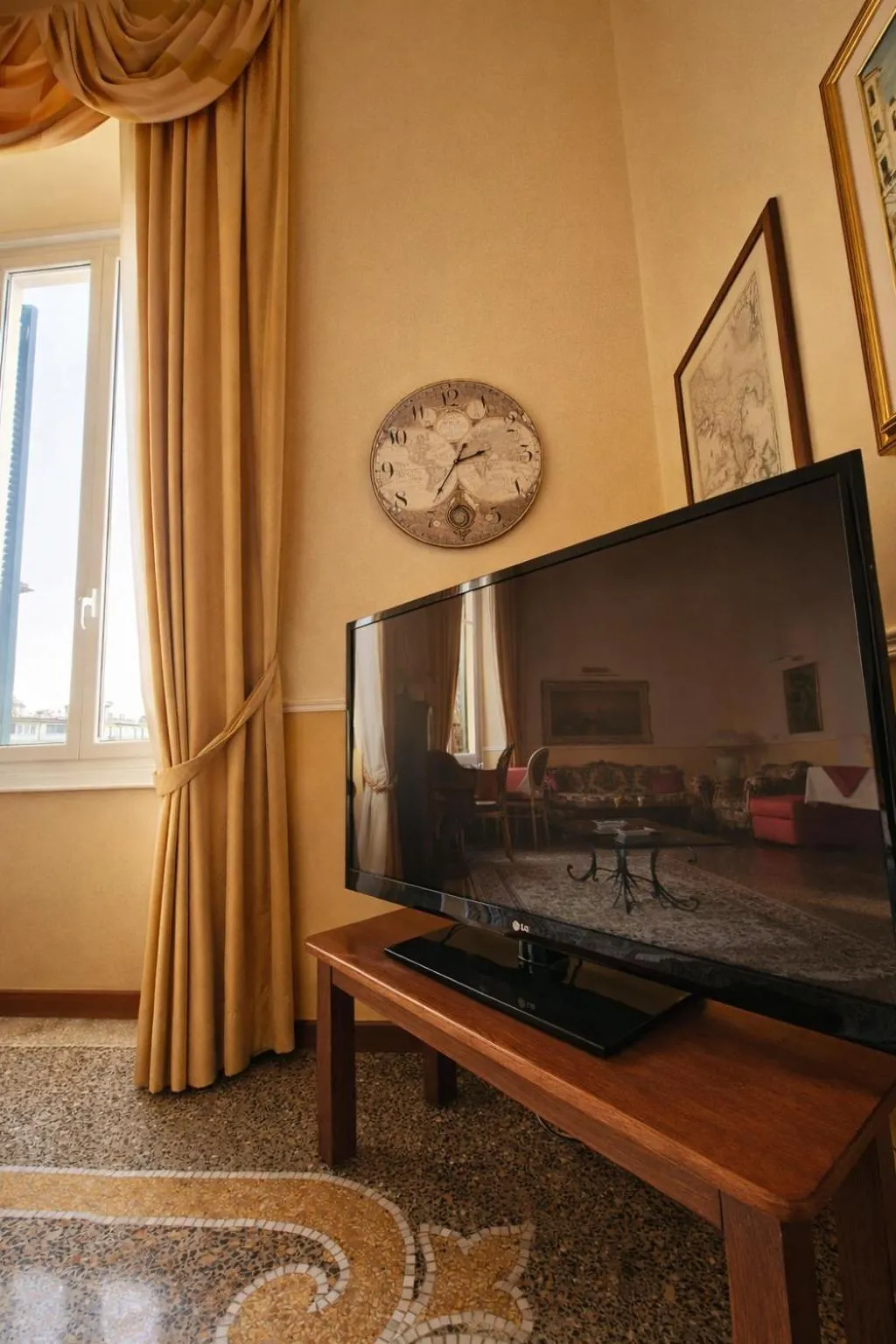 Communal lounge/ TV room in Hotel Delle Rose