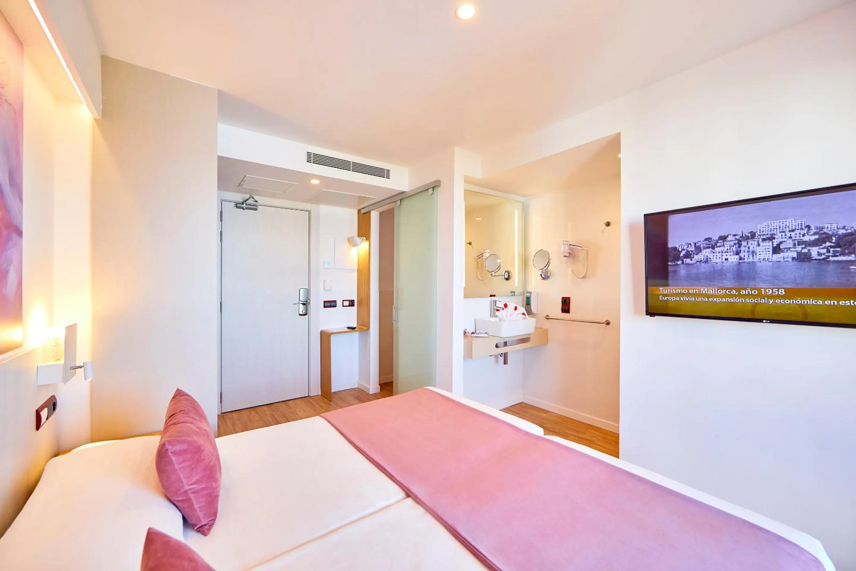 Photo of the whole room, Bed in MLL Mediterranean Bay - Adults Only