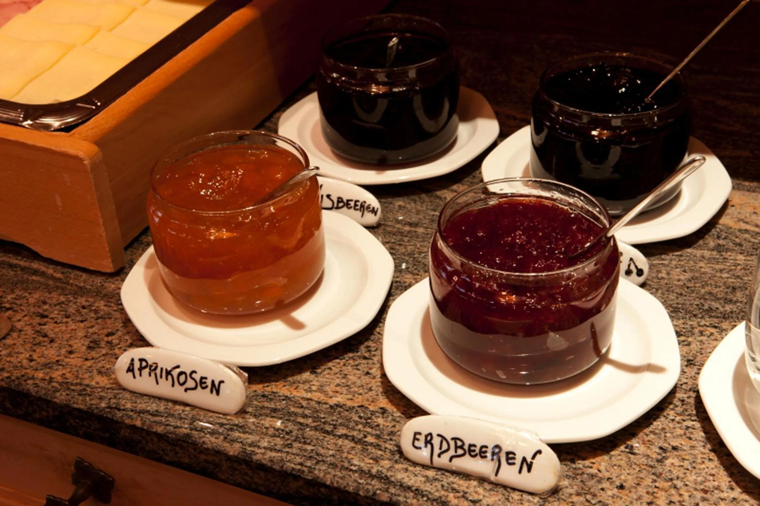 Restaurant/places to eat in Hotel Astras