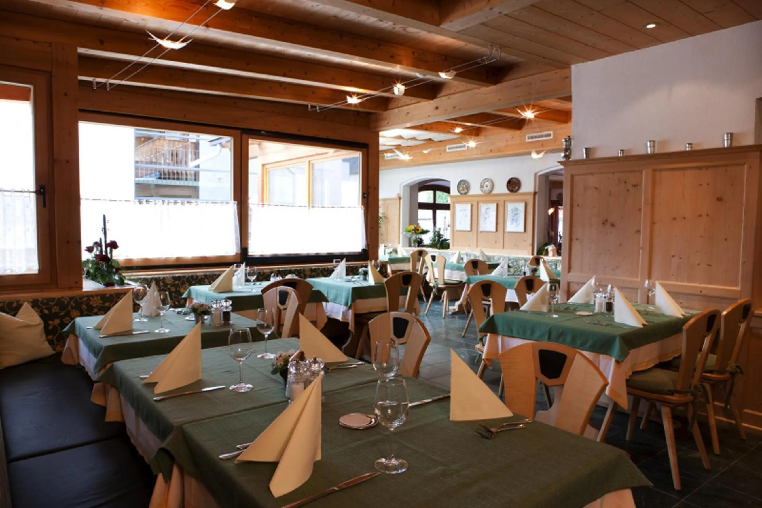 Restaurant/places to eat in Hotel Astras