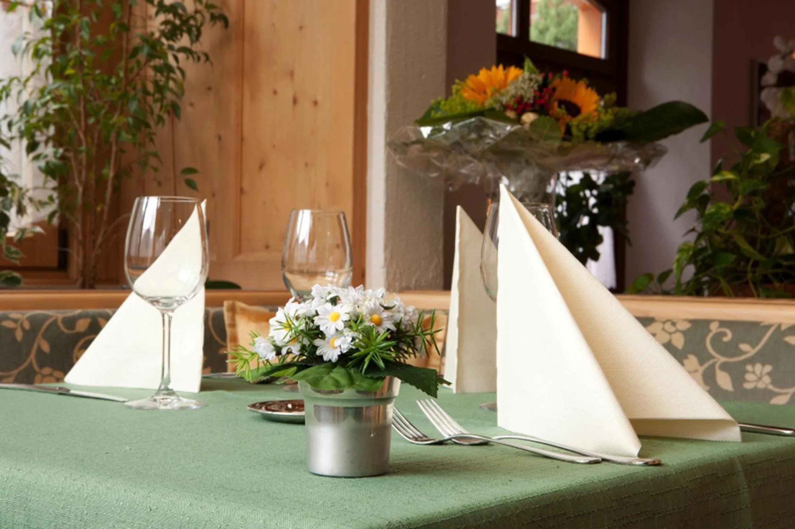 Restaurant/places to eat in Hotel Astras