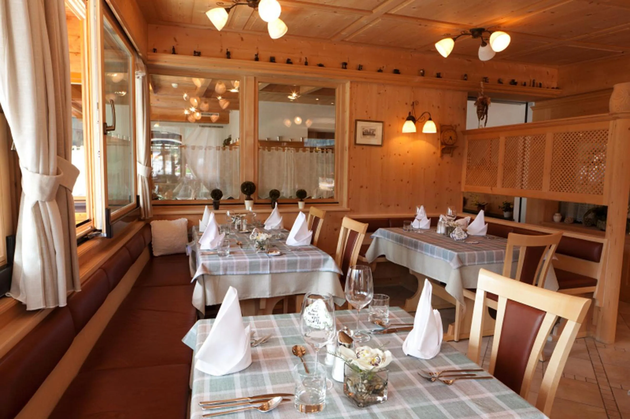 Restaurant/places to eat in Hotel Astras