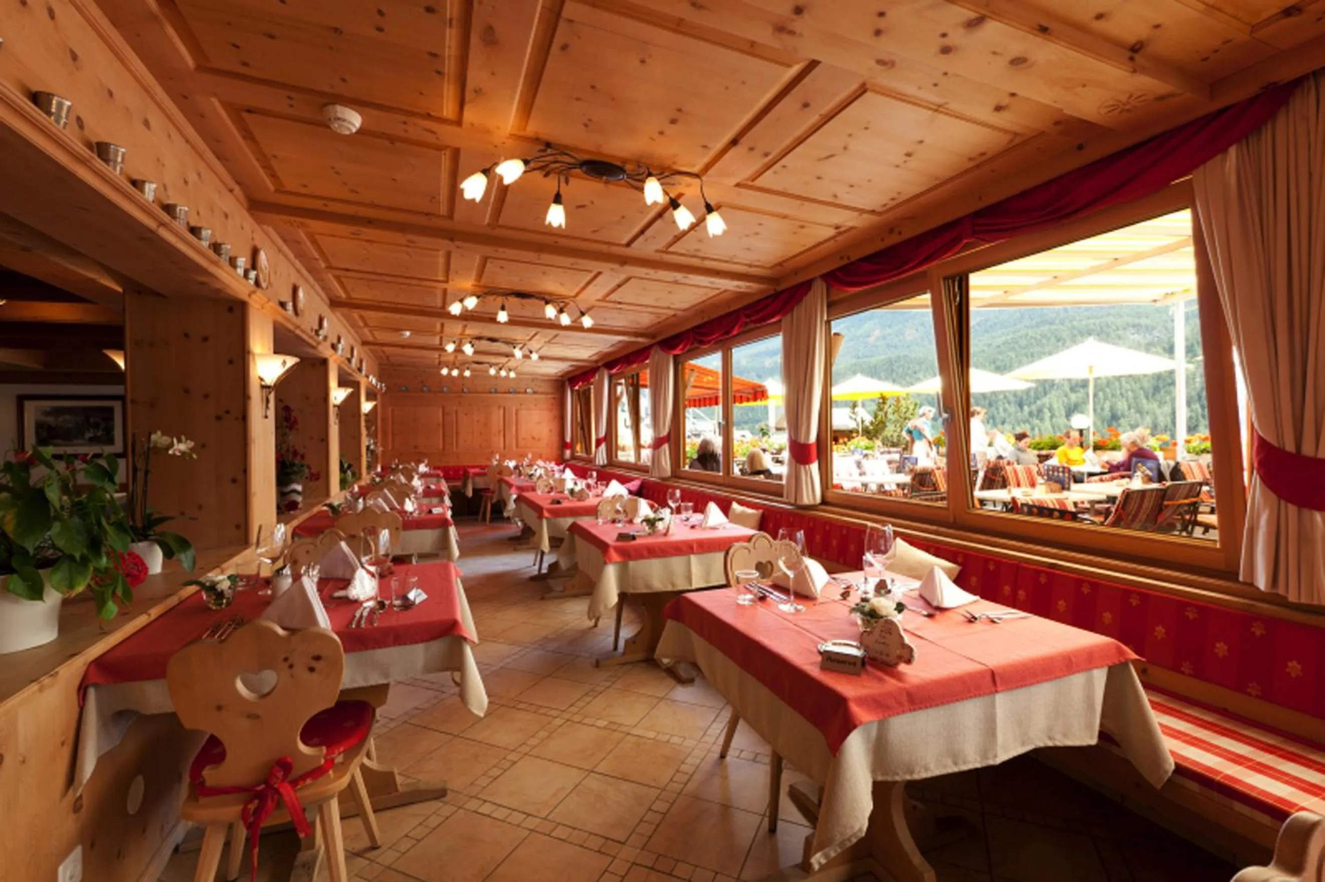 Restaurant/places to eat in Hotel Astras