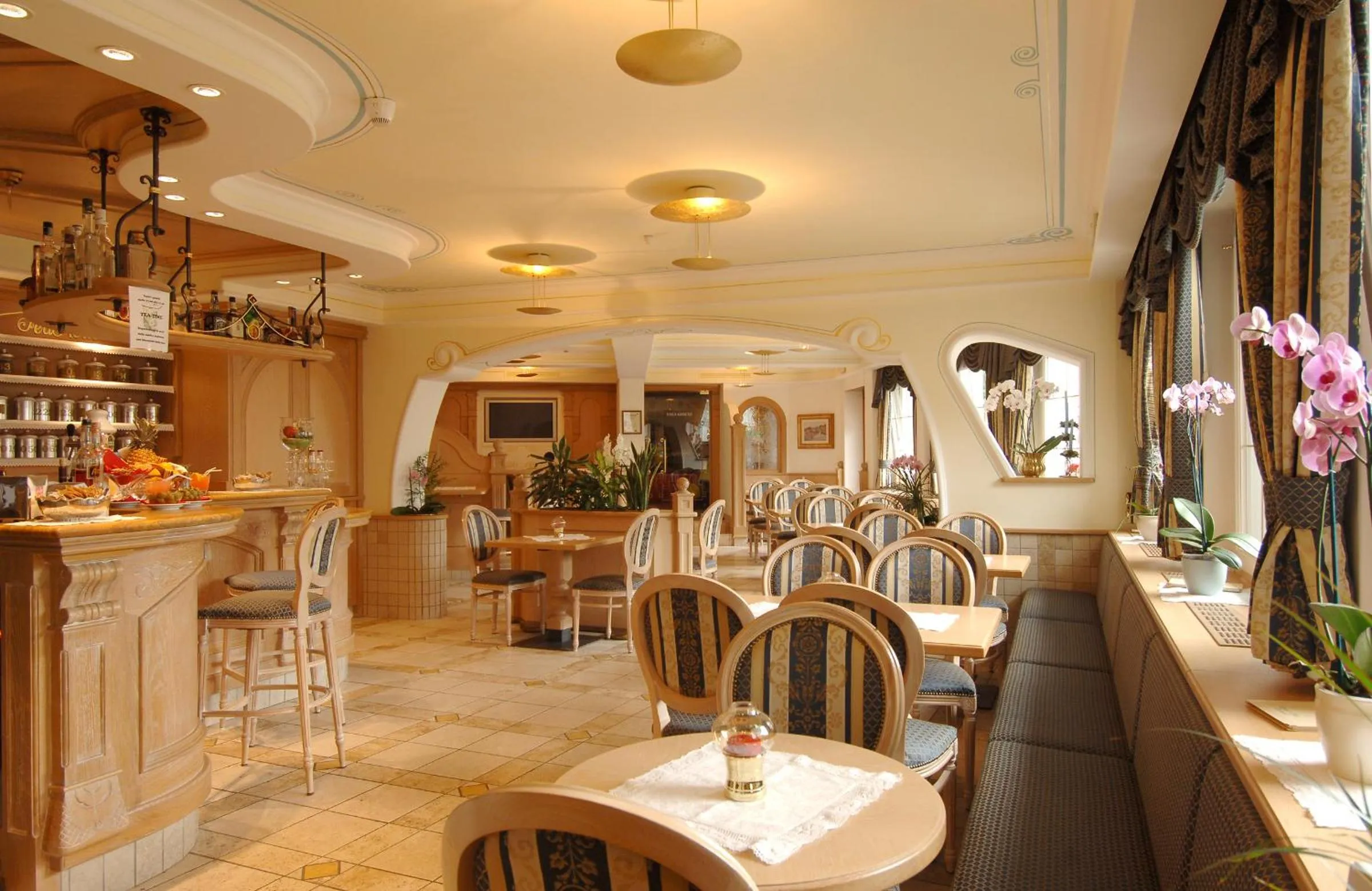 Lounge or bar in Hotel Alle Alpi