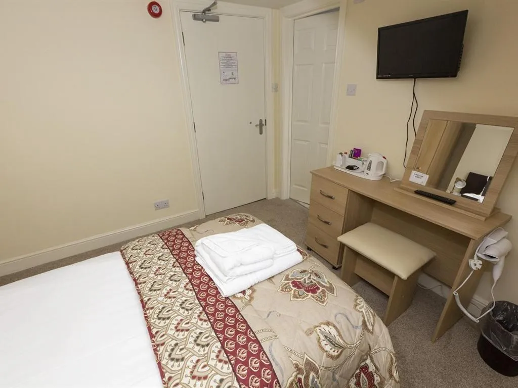 Bedroom, Bed in The Golf Hotel