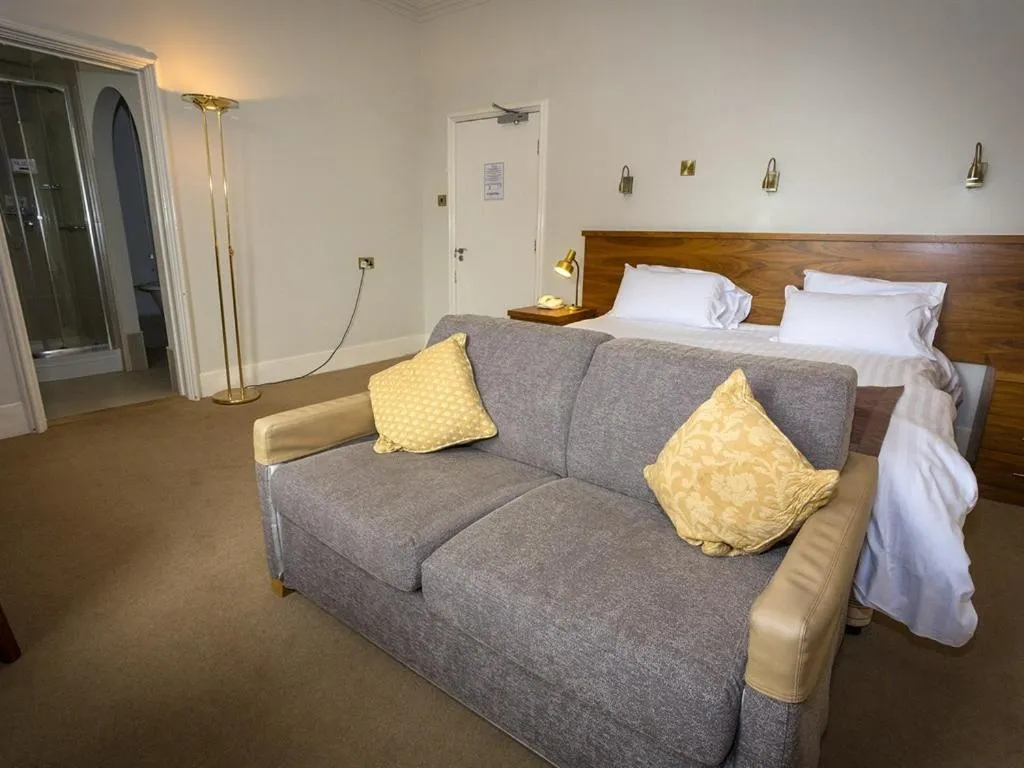 Bedroom, Bed in The Golf Hotel