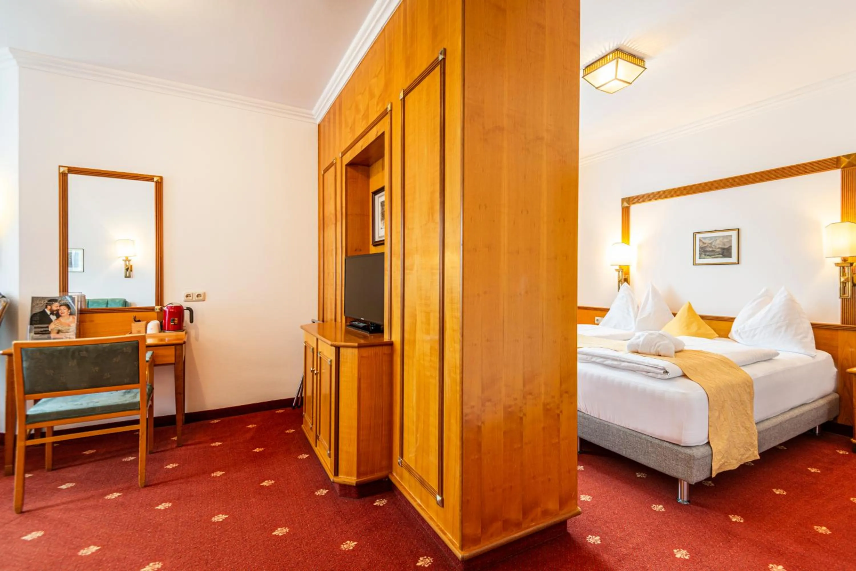 Photo of the whole room, Bed in Hotel Germania Gastein - ganzjährig inklusive Alpentherme Gastein & Sommersaison inklusive Gasteiner Bergbahnen