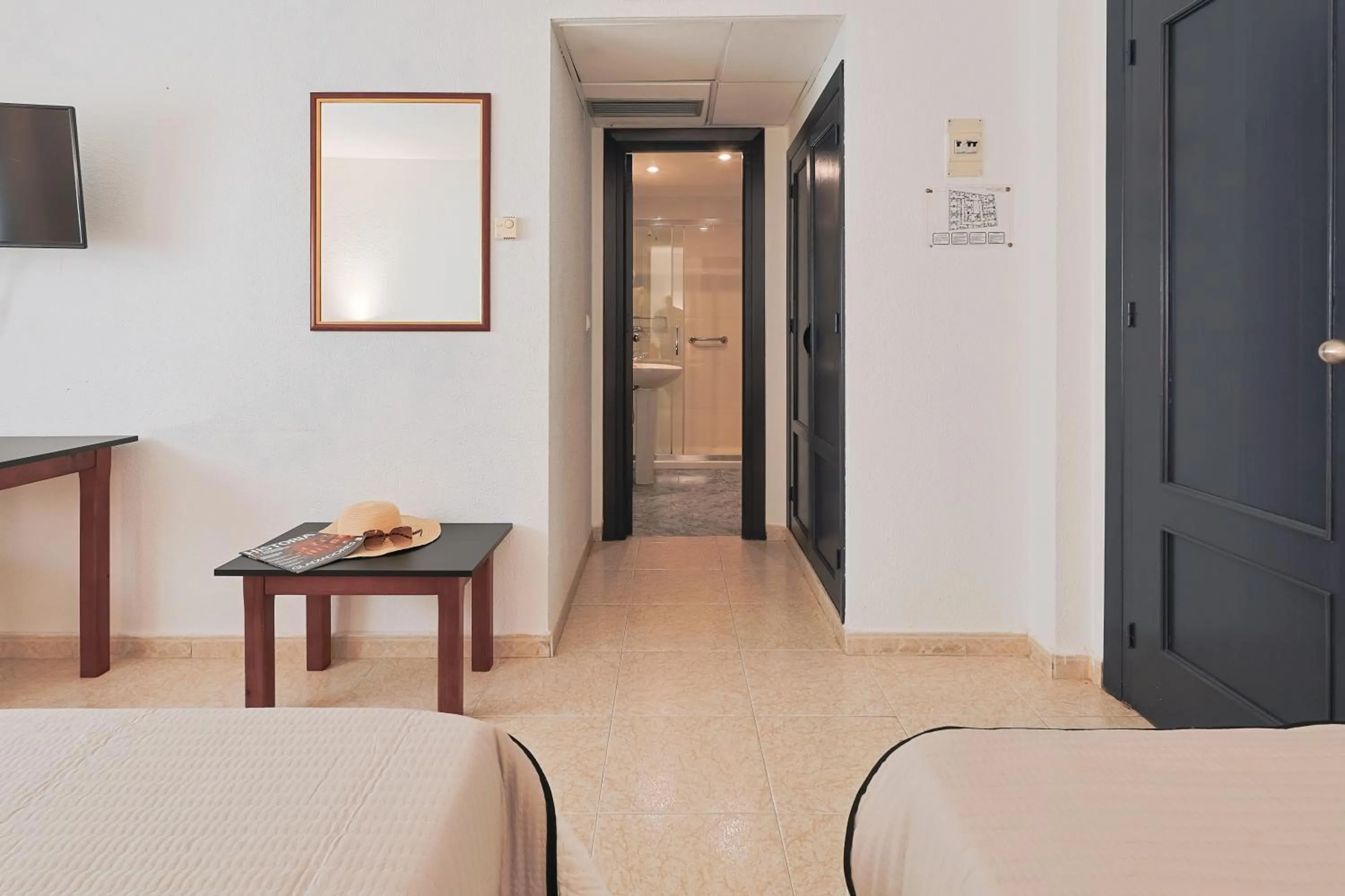Bathroom, Bed in Hotel Olas de Almuñécar