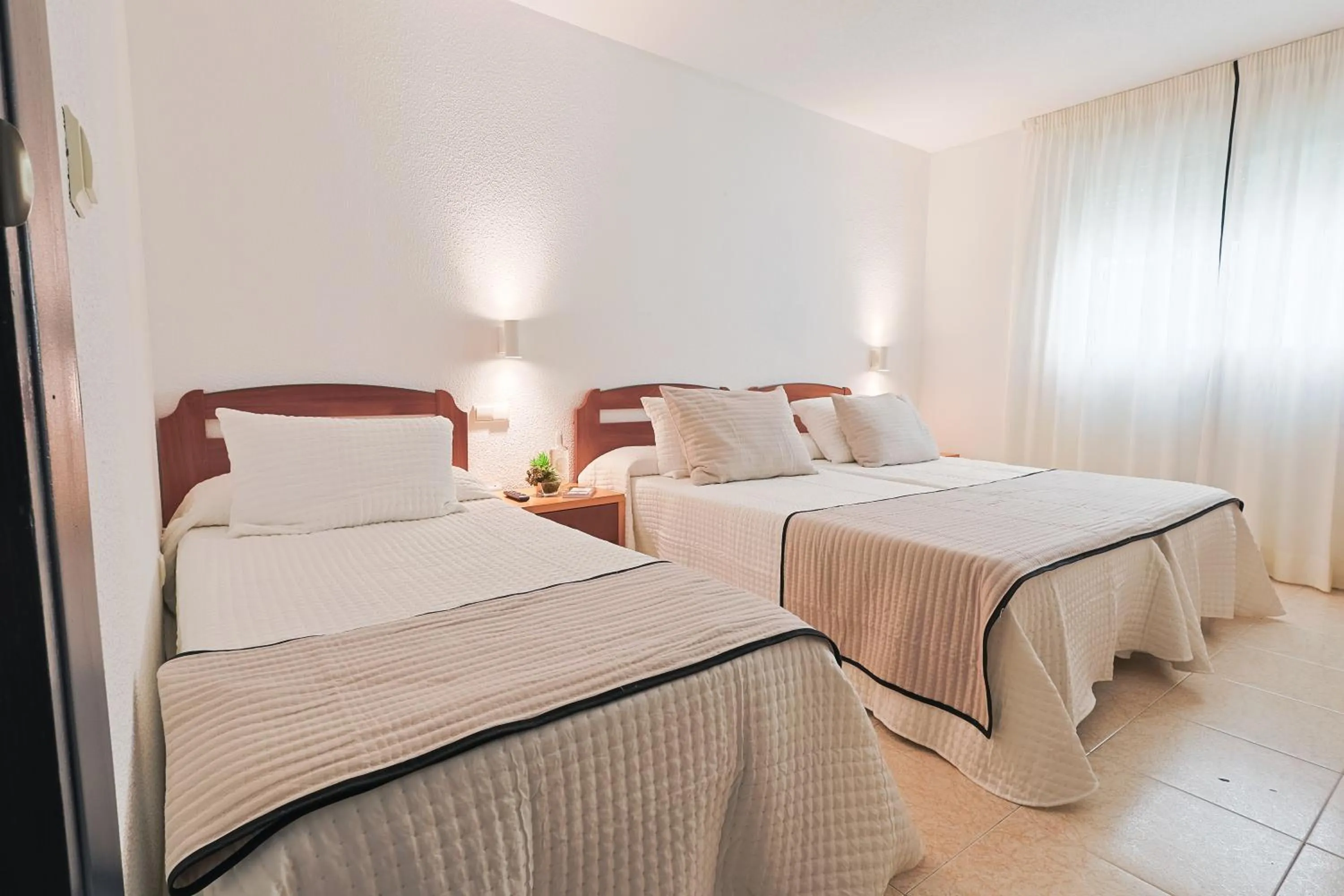 Bedroom, Bed in Hotel Olas de Almuñécar