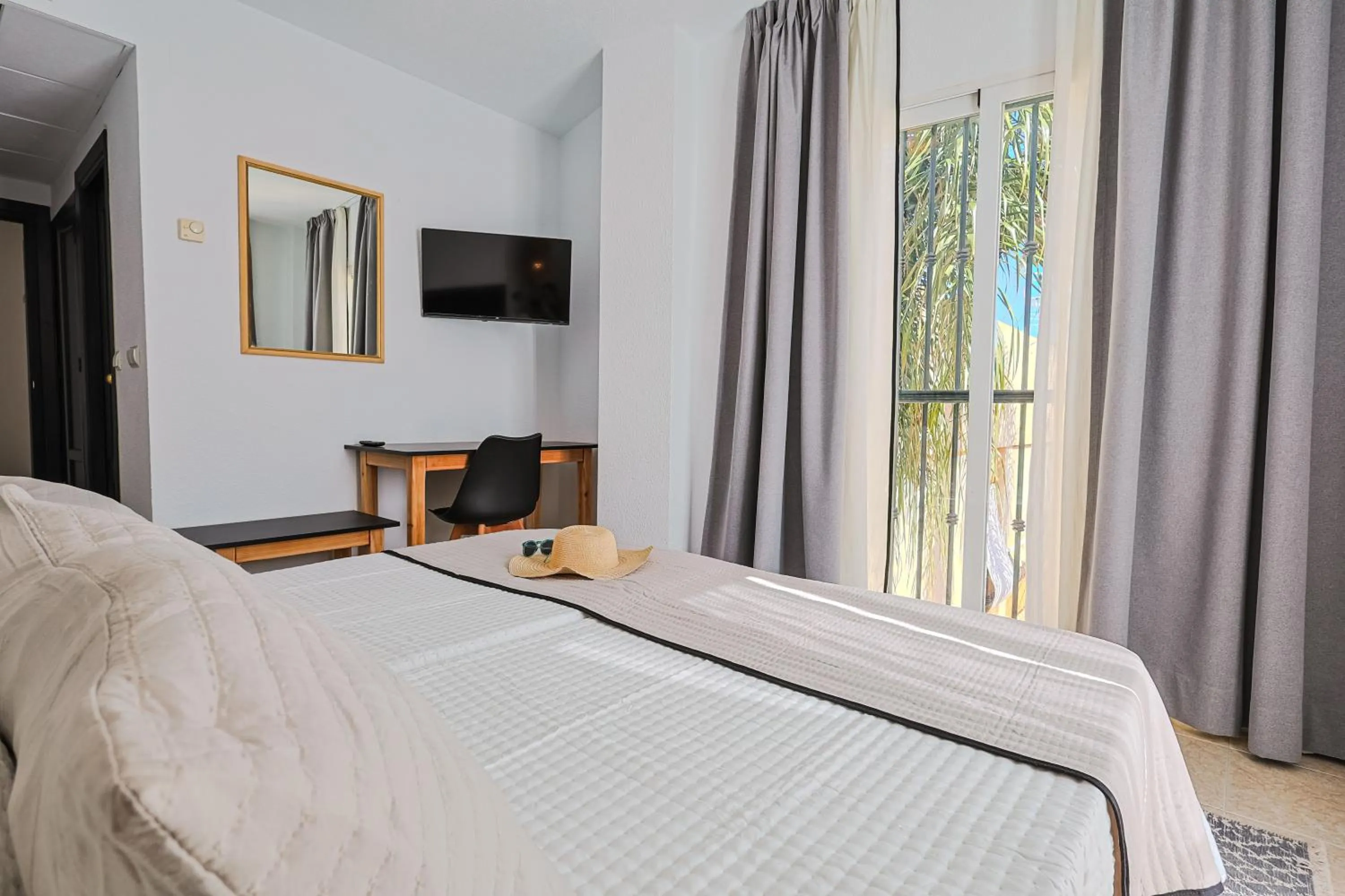 Bedroom, Bed in Hotel Olas de Almuñécar