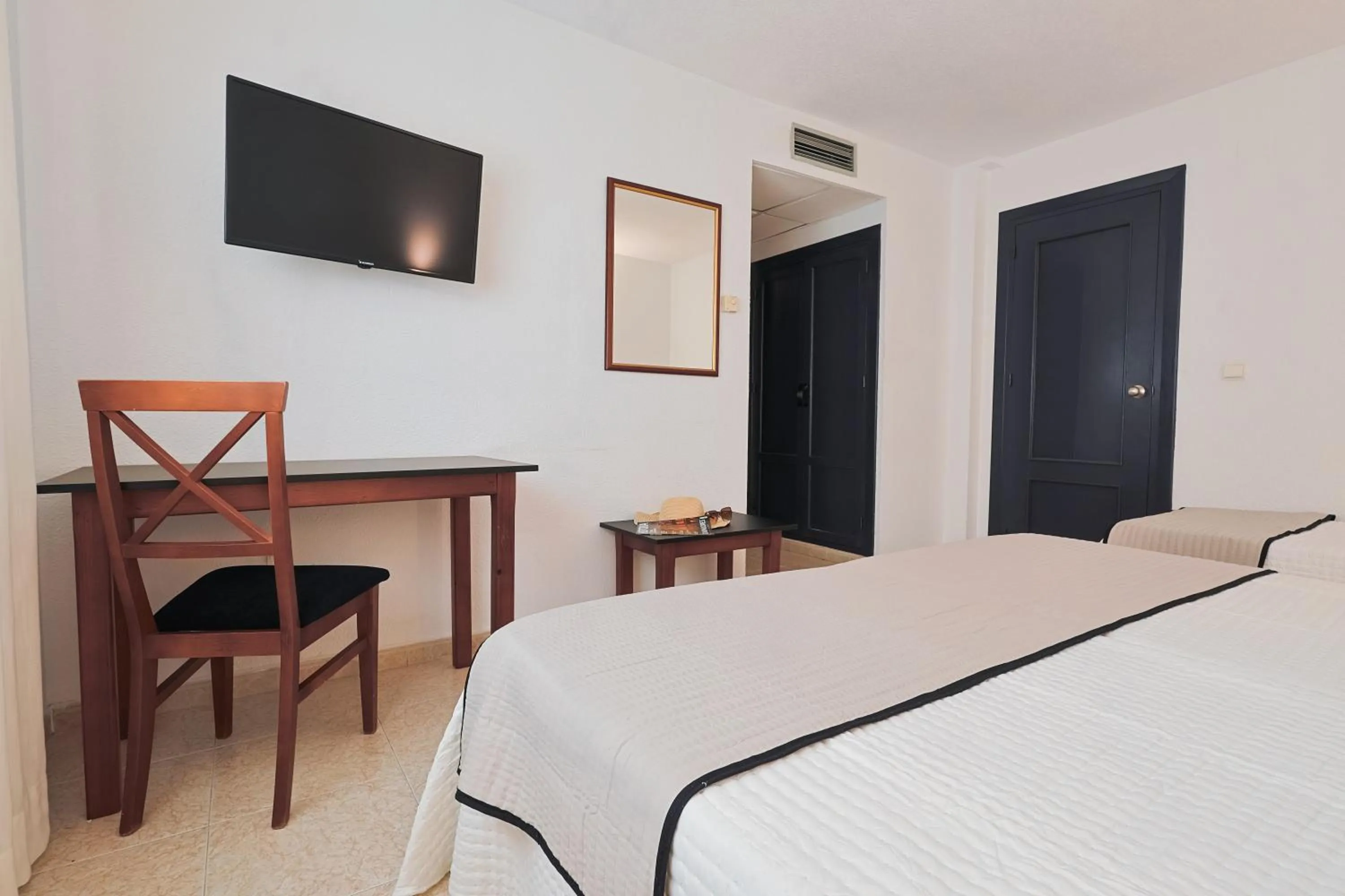 Bedroom, Bed in Hotel Olas de Almuñécar