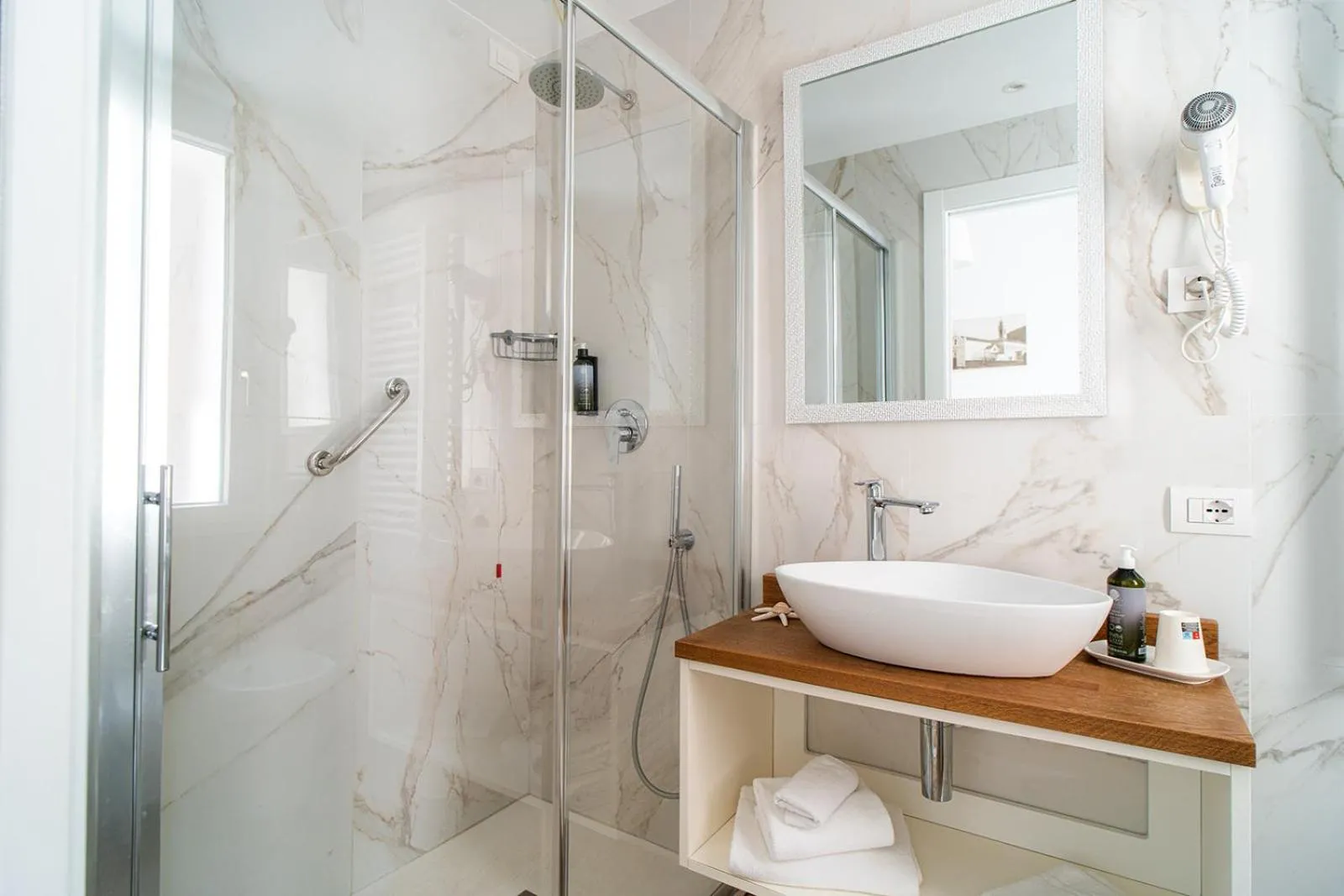 Shower in Hotel Continental
