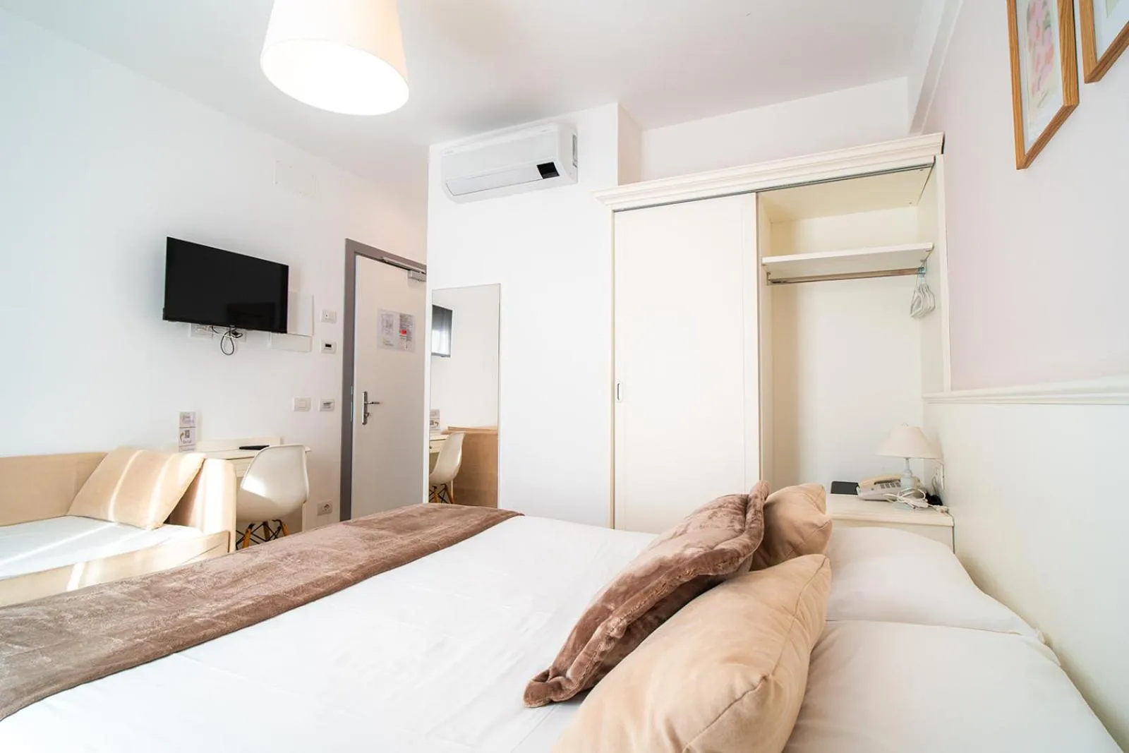 Bed in Hotel Continental