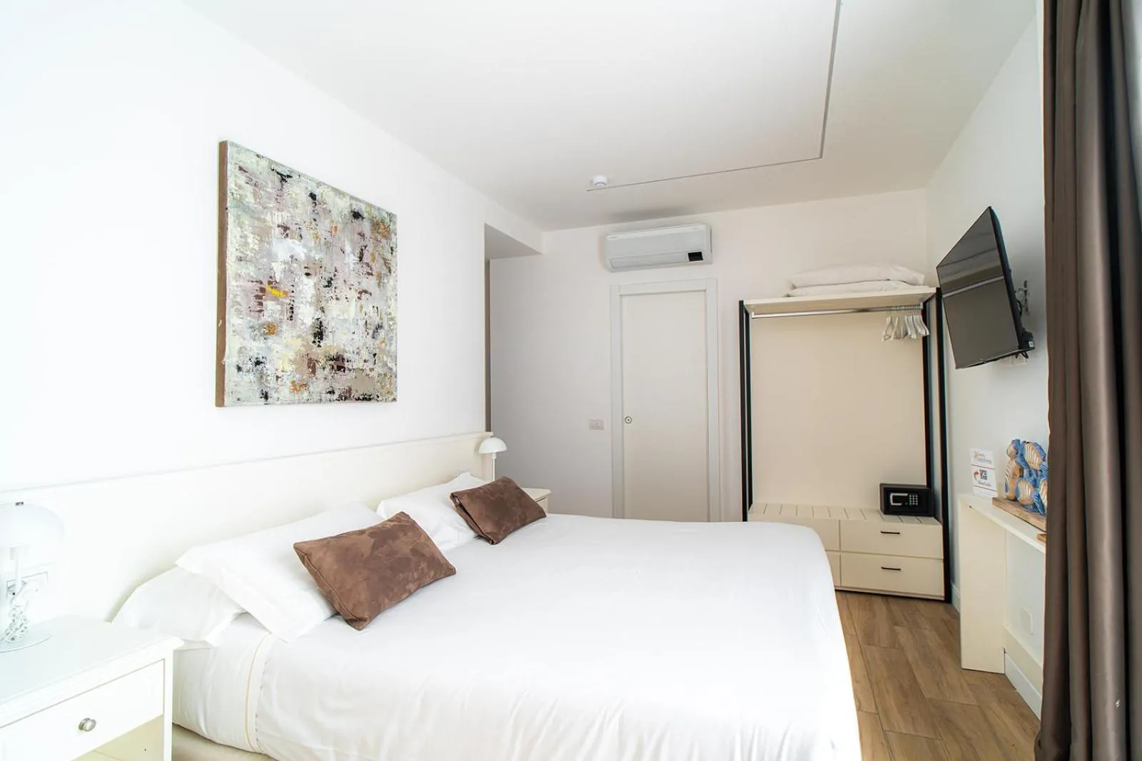 Bed in Hotel Continental
