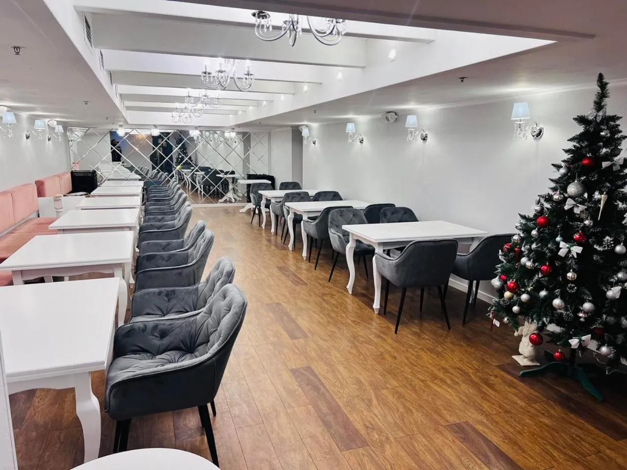 Restaurant/places to eat in Senator Victory Square