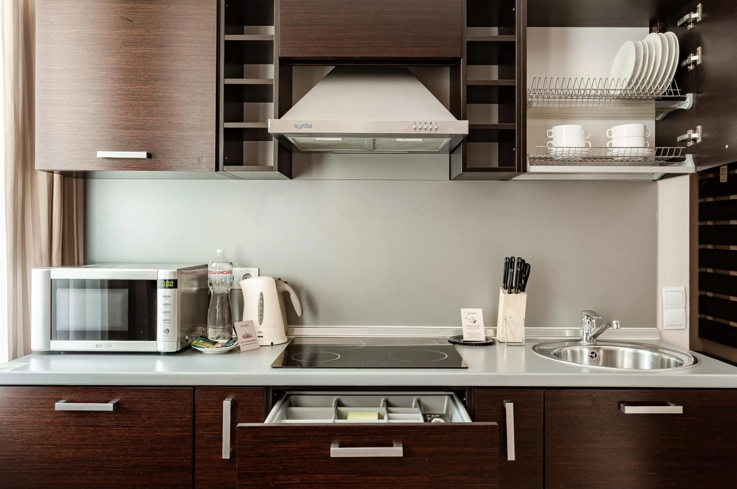 Coffee/tea facilities in Senator Victory Square