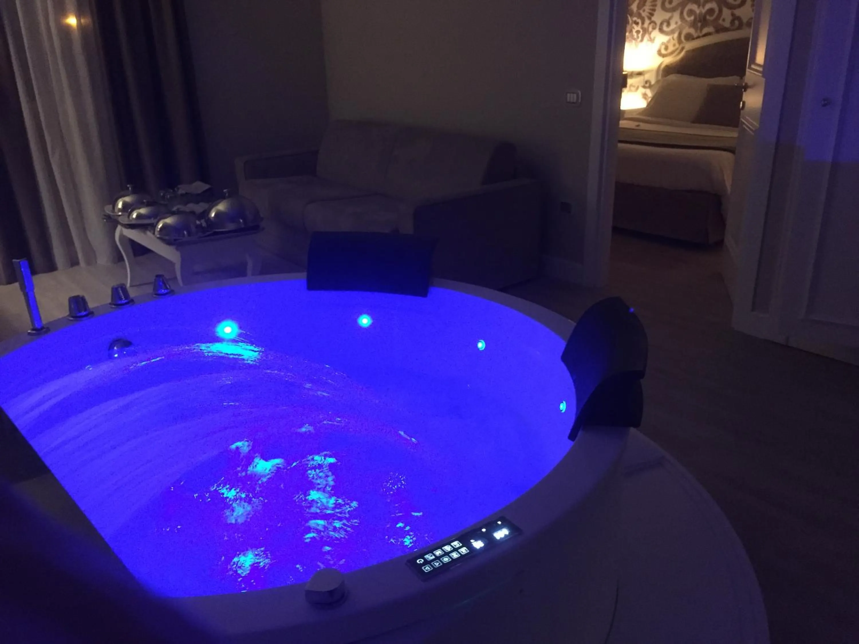 Hot Tub in Suites & Apartments Liola'