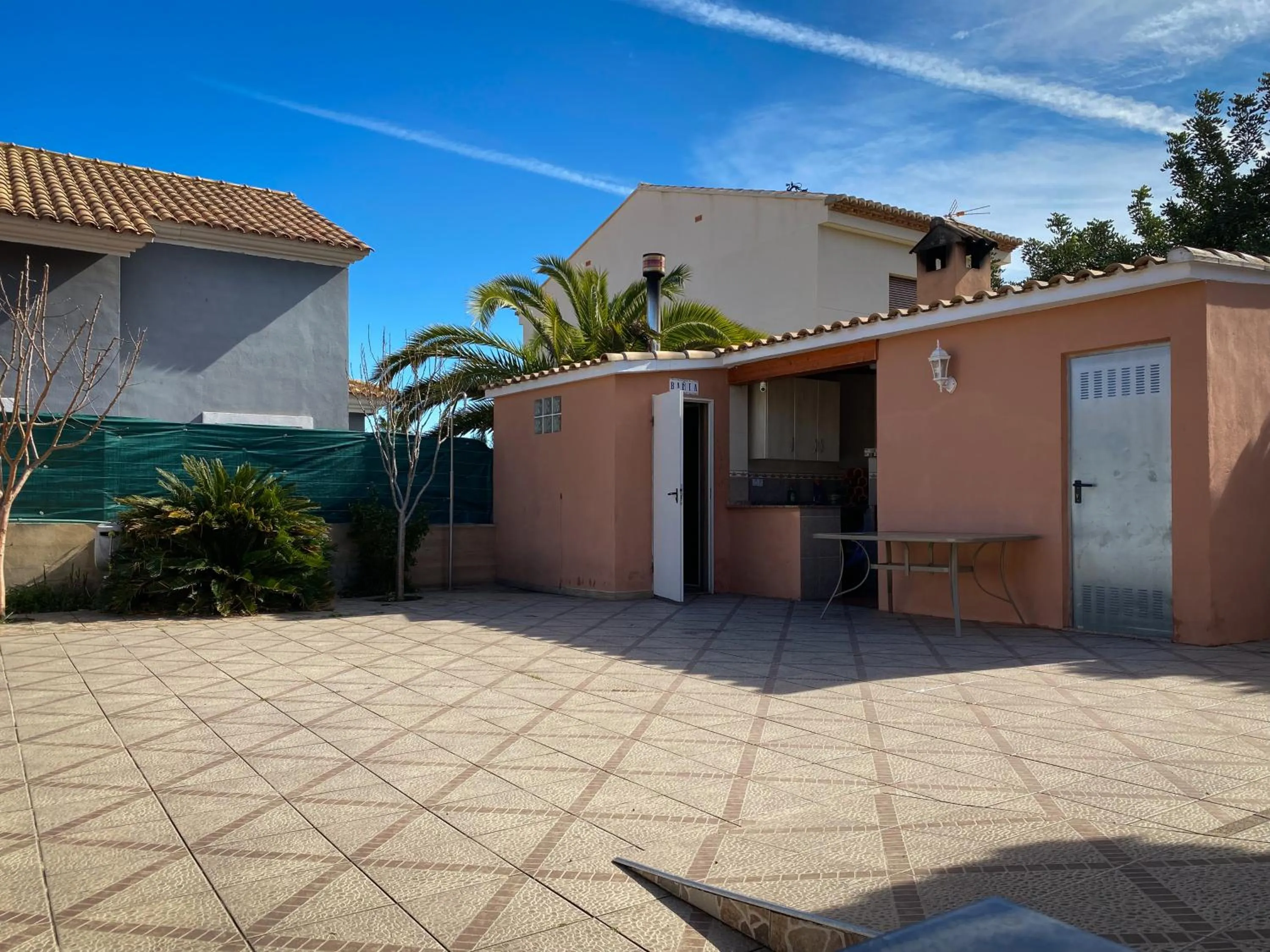 BBQ facilities in La perla de oasis