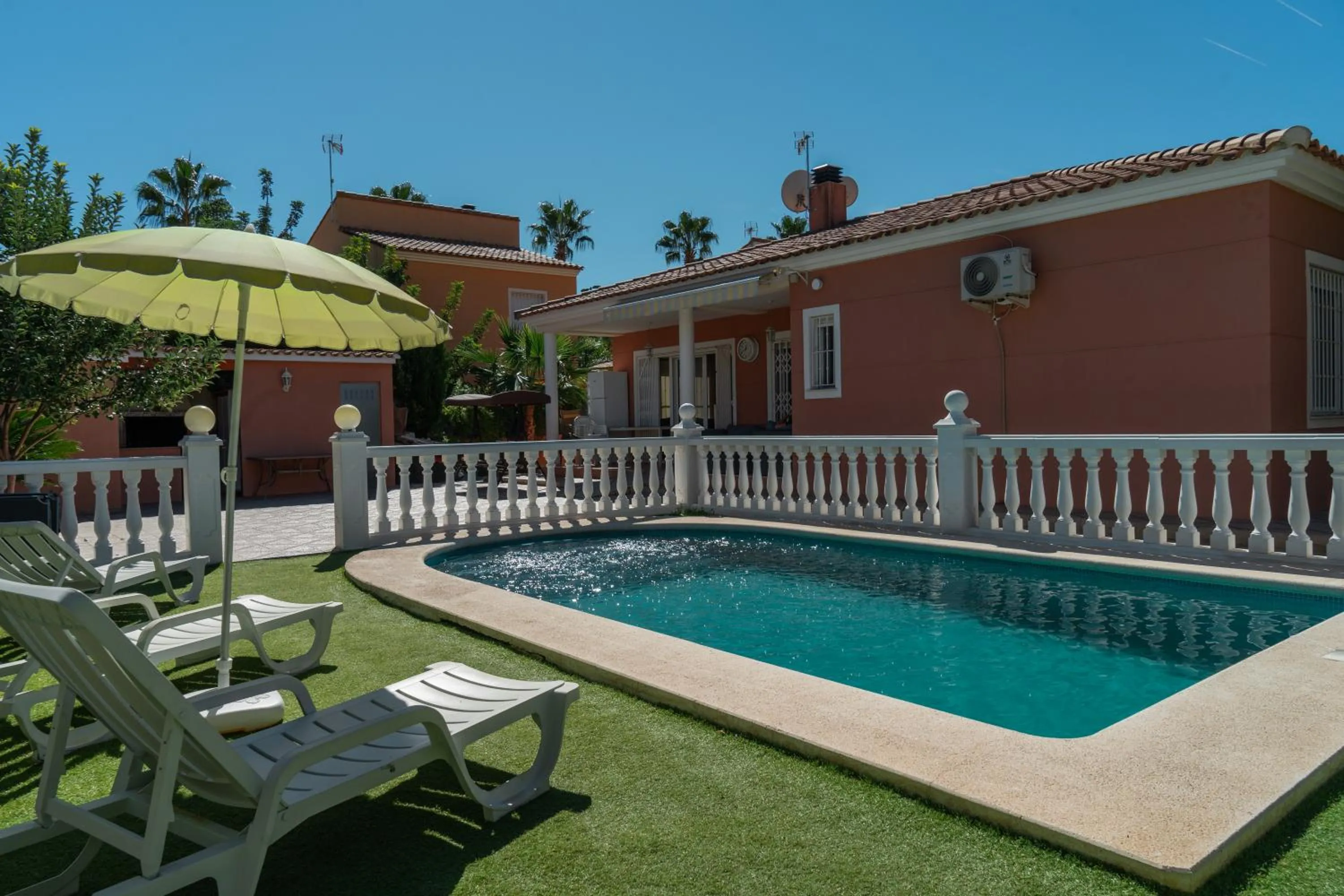 Swimming pool in La perla de oasis