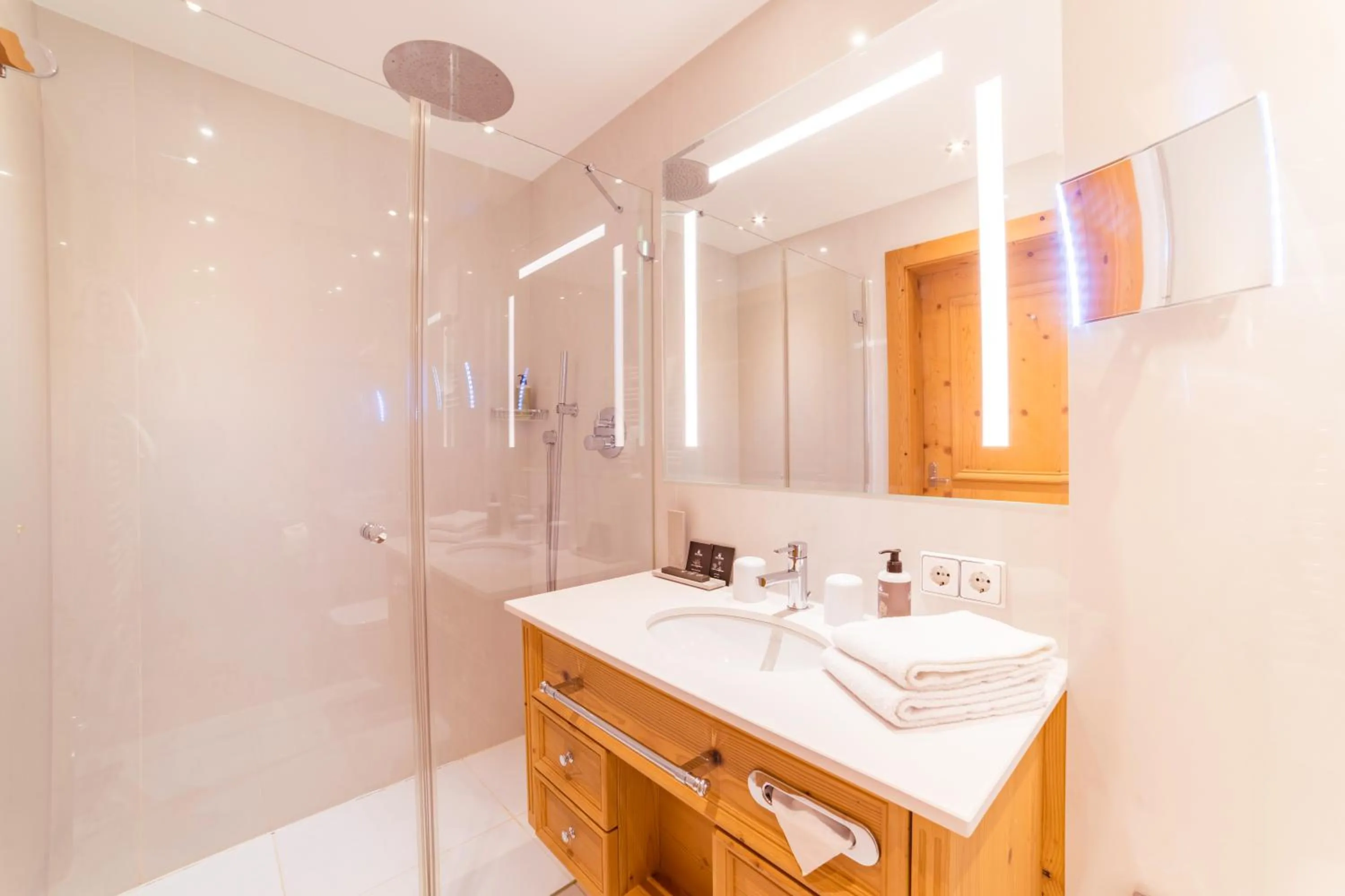 Shower in Via Salina - Hotel am See - Adults Only