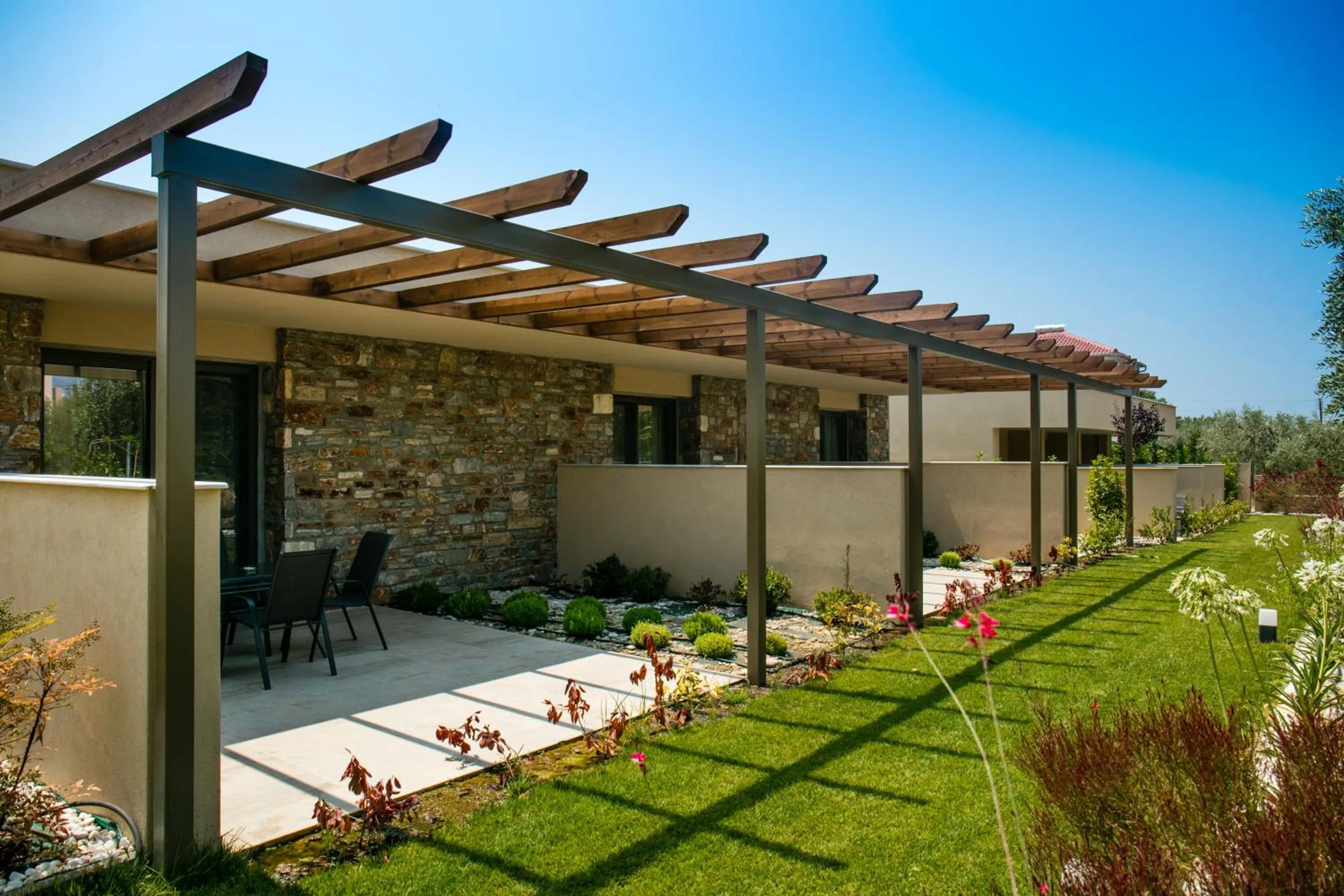 Area and facilities in Astir Notos