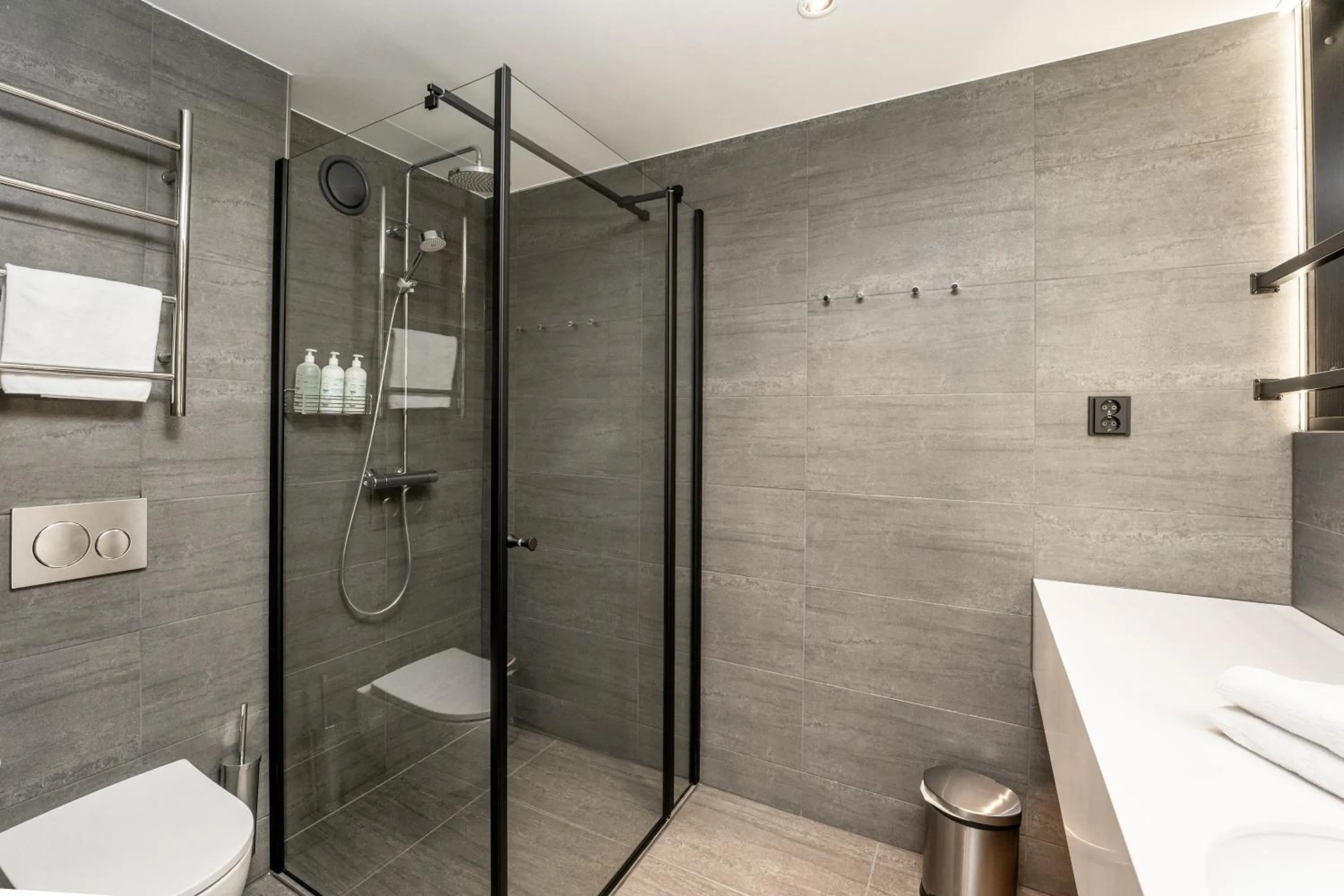 Shower in Break Sokos Hotel Bomba