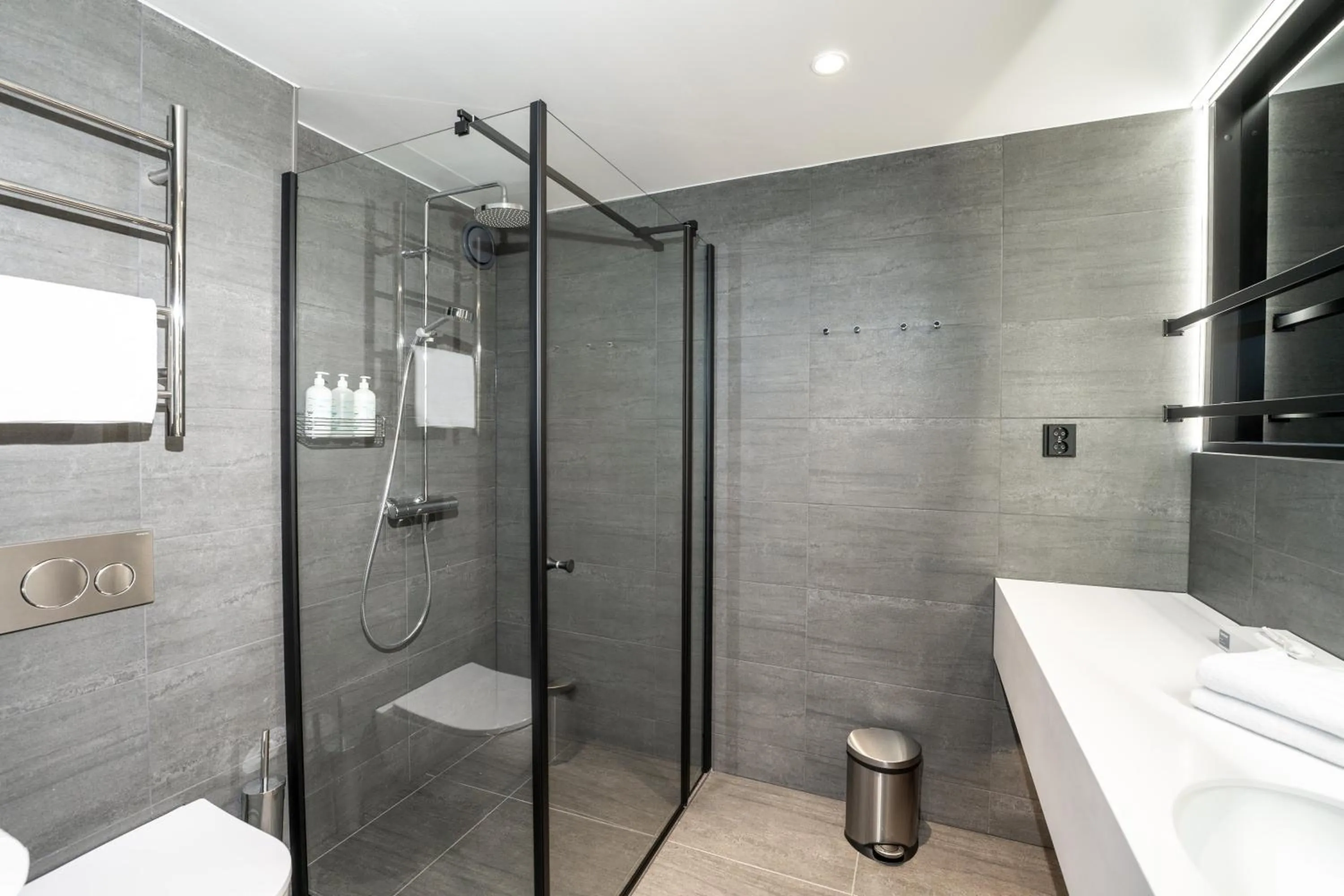 Shower in Break Sokos Hotel Bomba