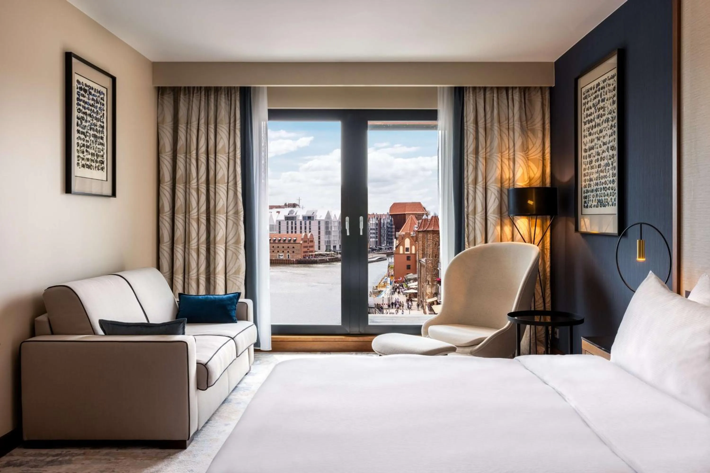 Living room, Bed in Hilton Gdansk