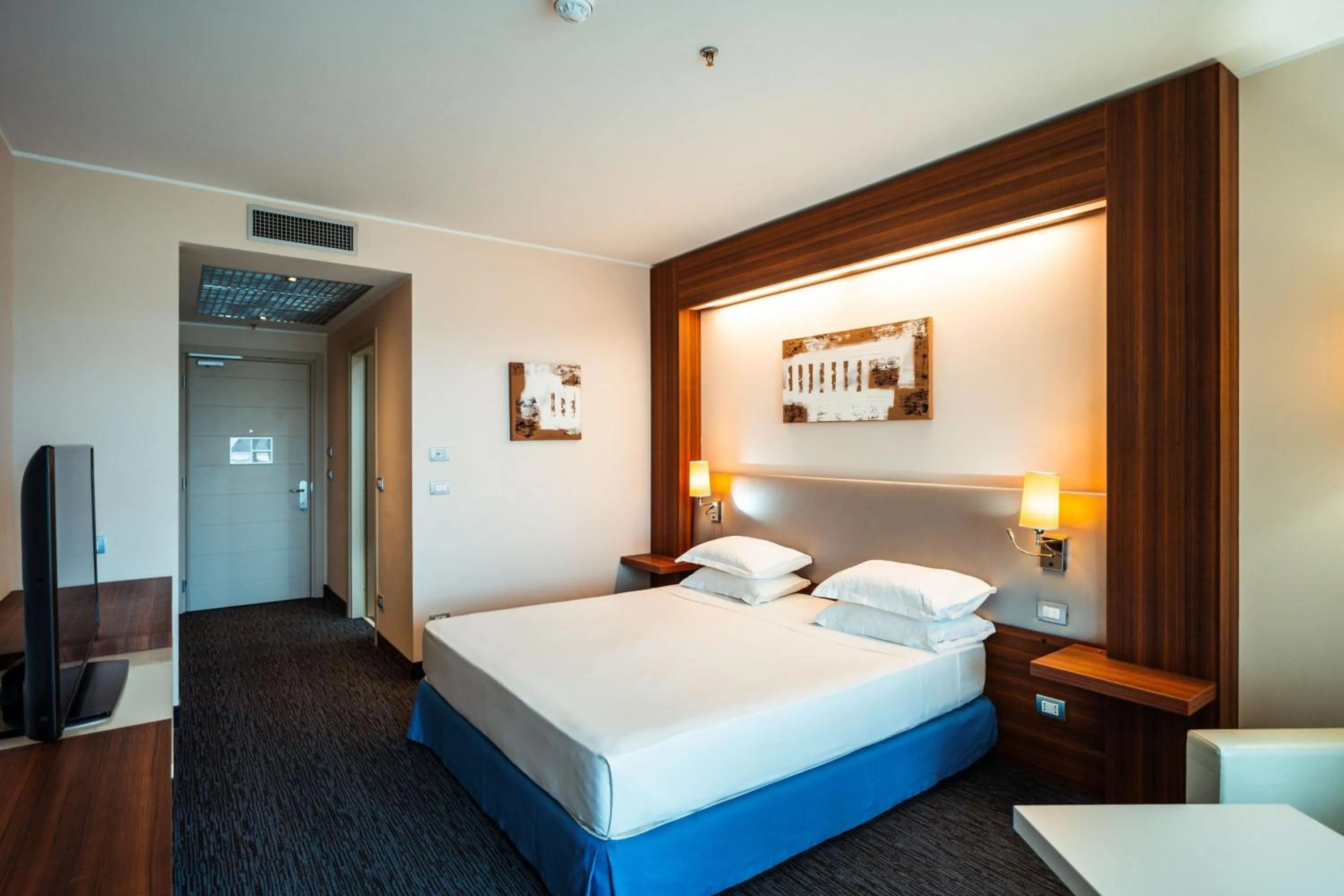 Photo of the whole room, Bed in DoubleTree By Hilton Olbia