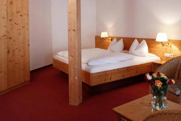 Photo of the whole room, Bed in Vier Löwen