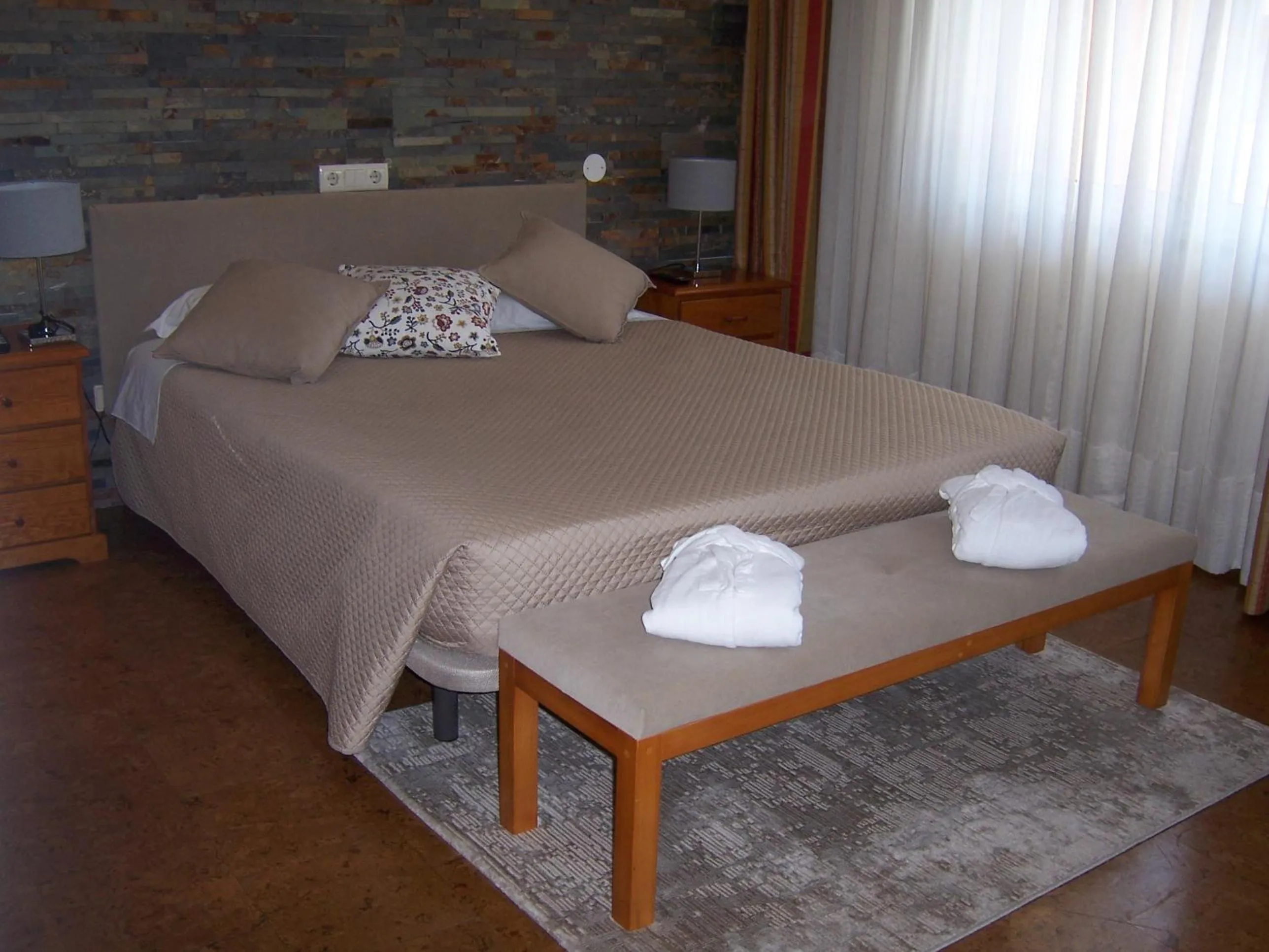 Bedroom, Bed in Hotel Santa Apolonia