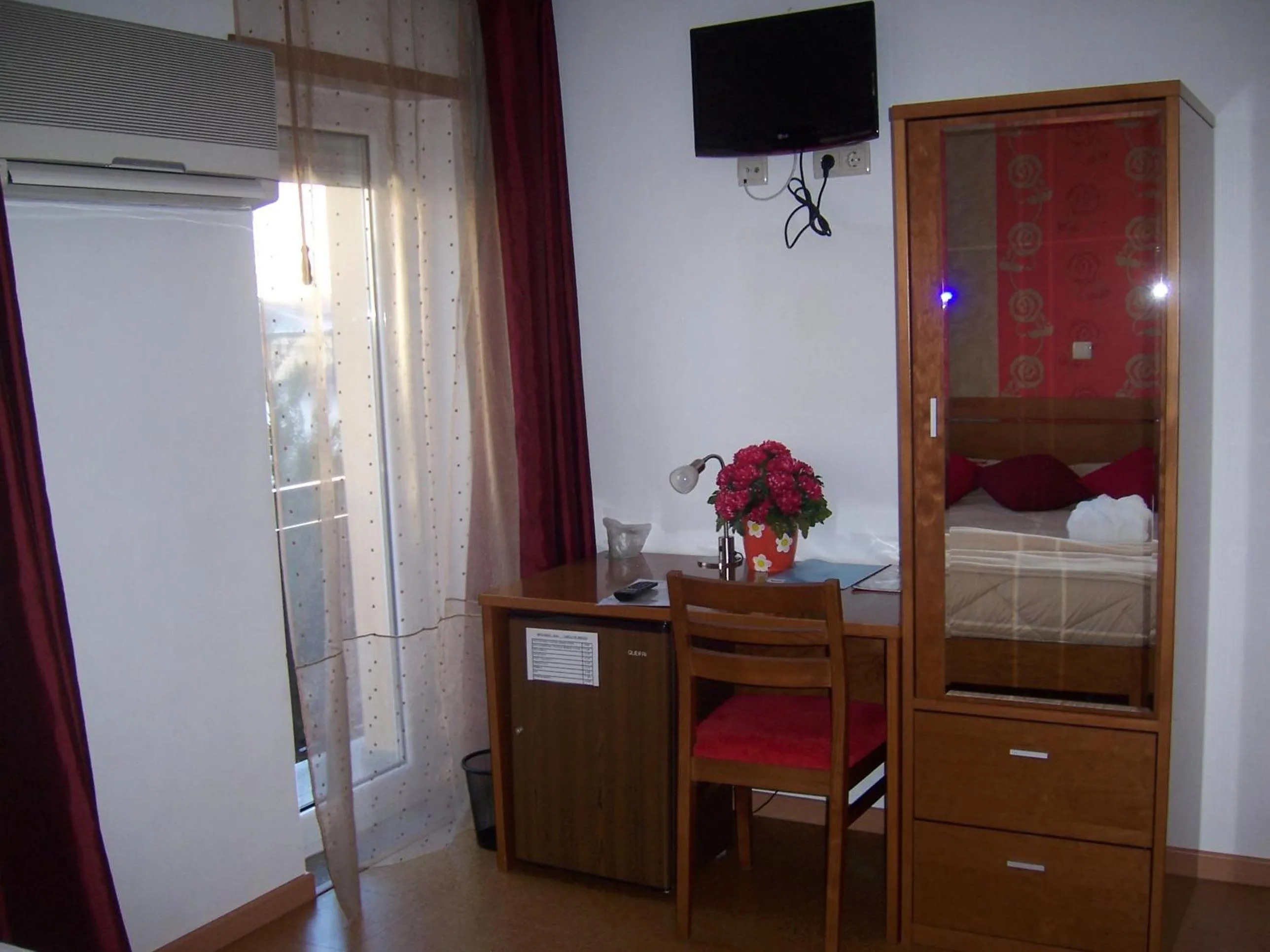 Photo of the whole room, Bed in Hotel Santa Apolonia