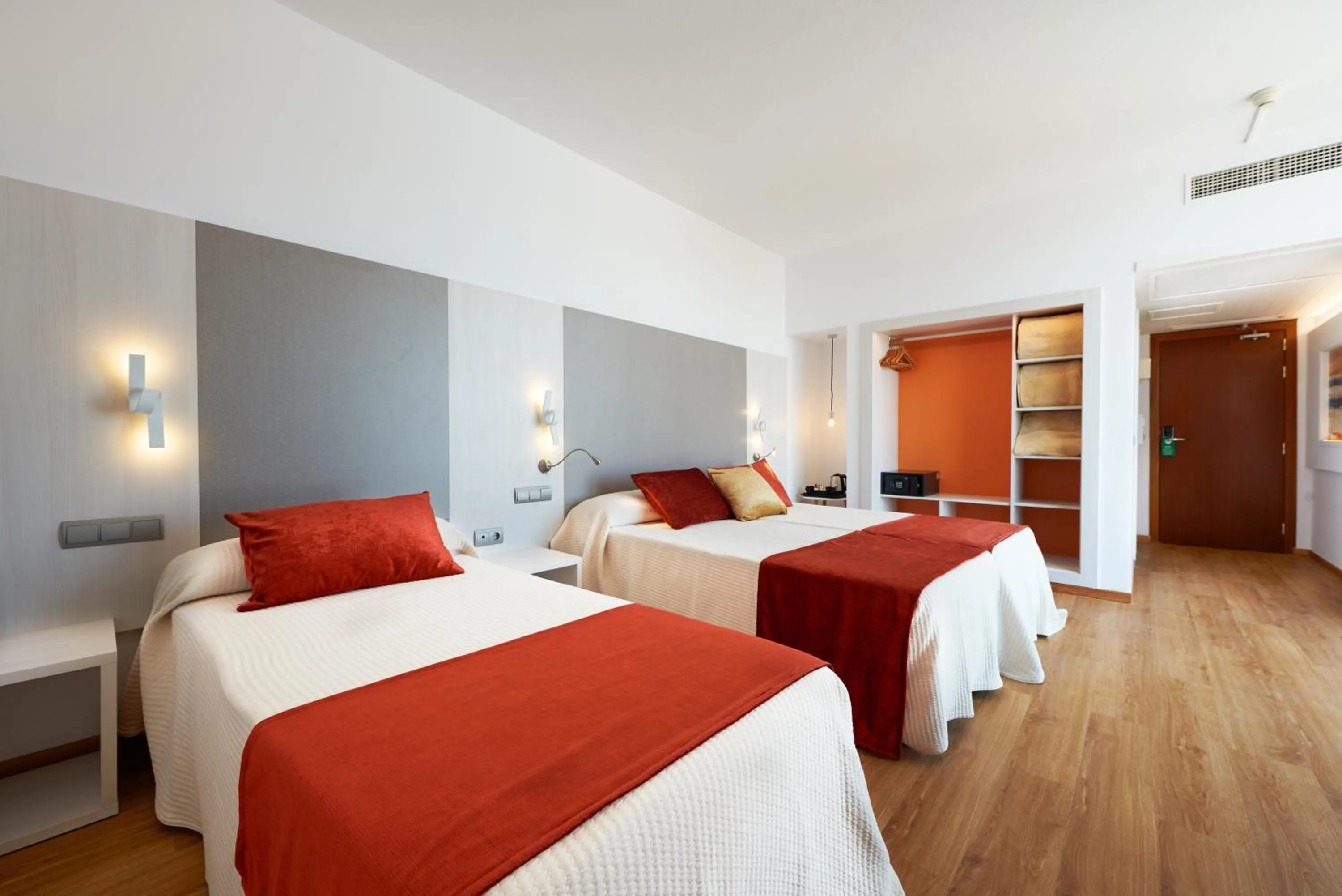 Photo of the whole room, Bed in Hotel Abrat