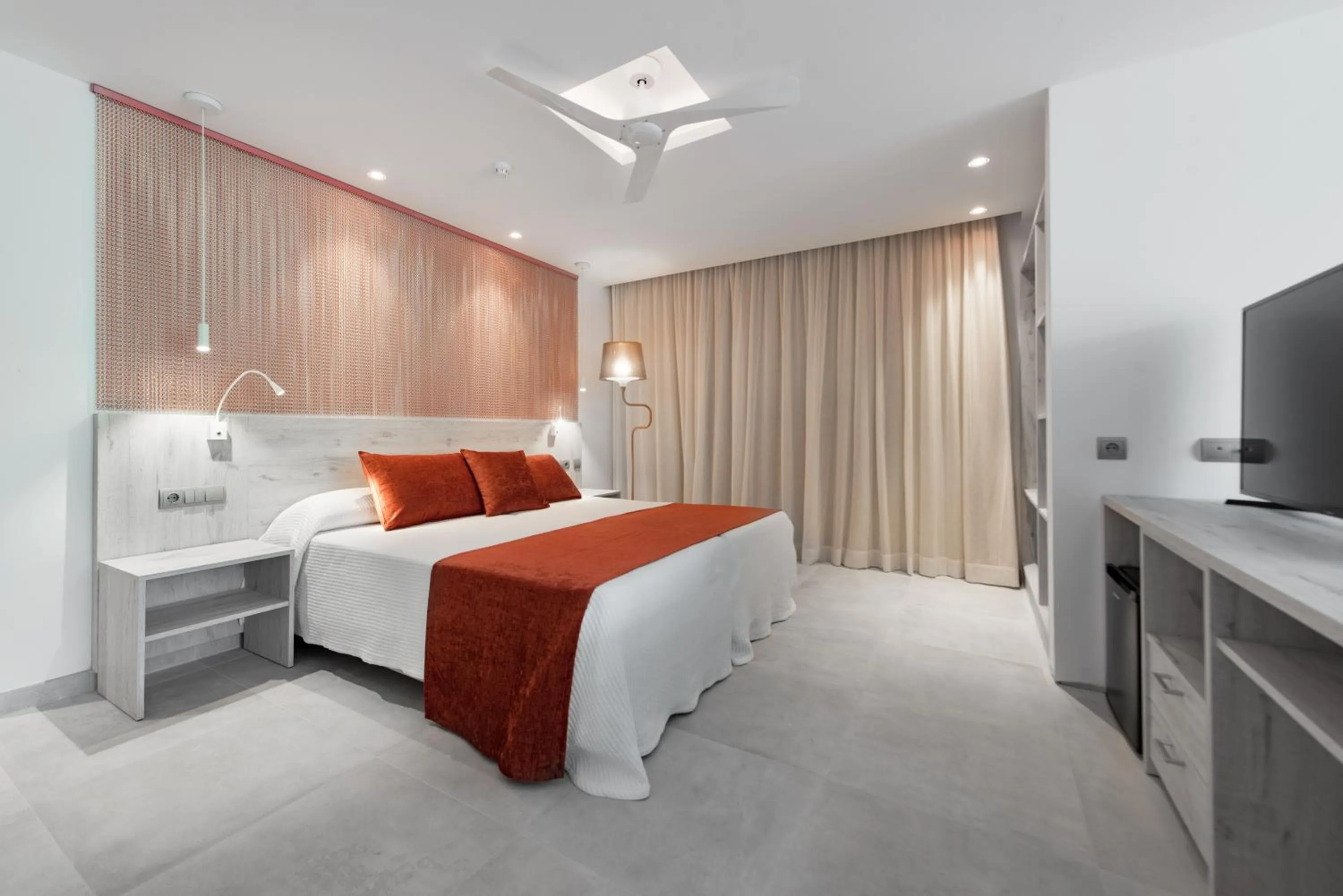 Photo of the whole room, Bed in Hotel Abrat