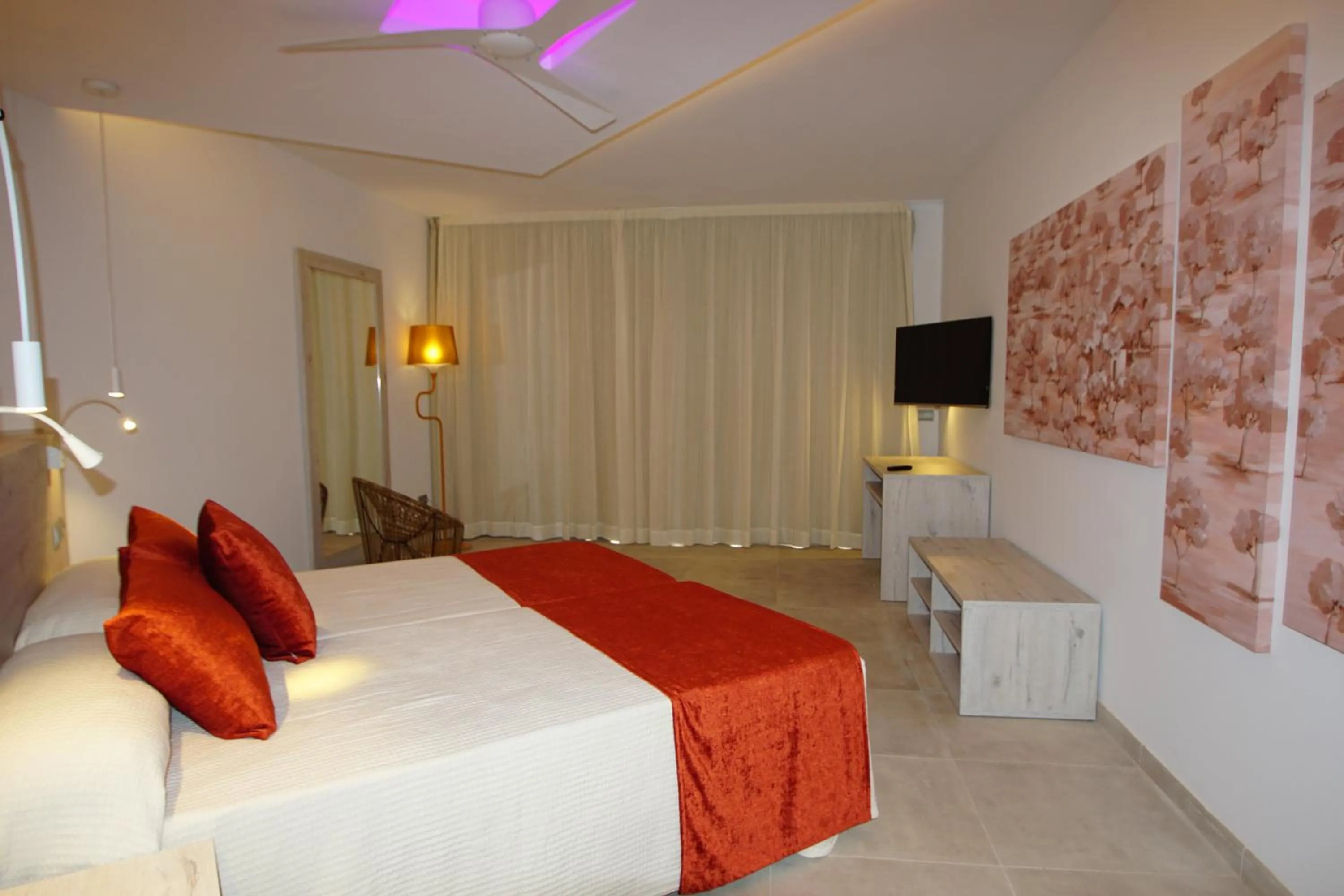 Photo of the whole room, Bed in Hotel Abrat