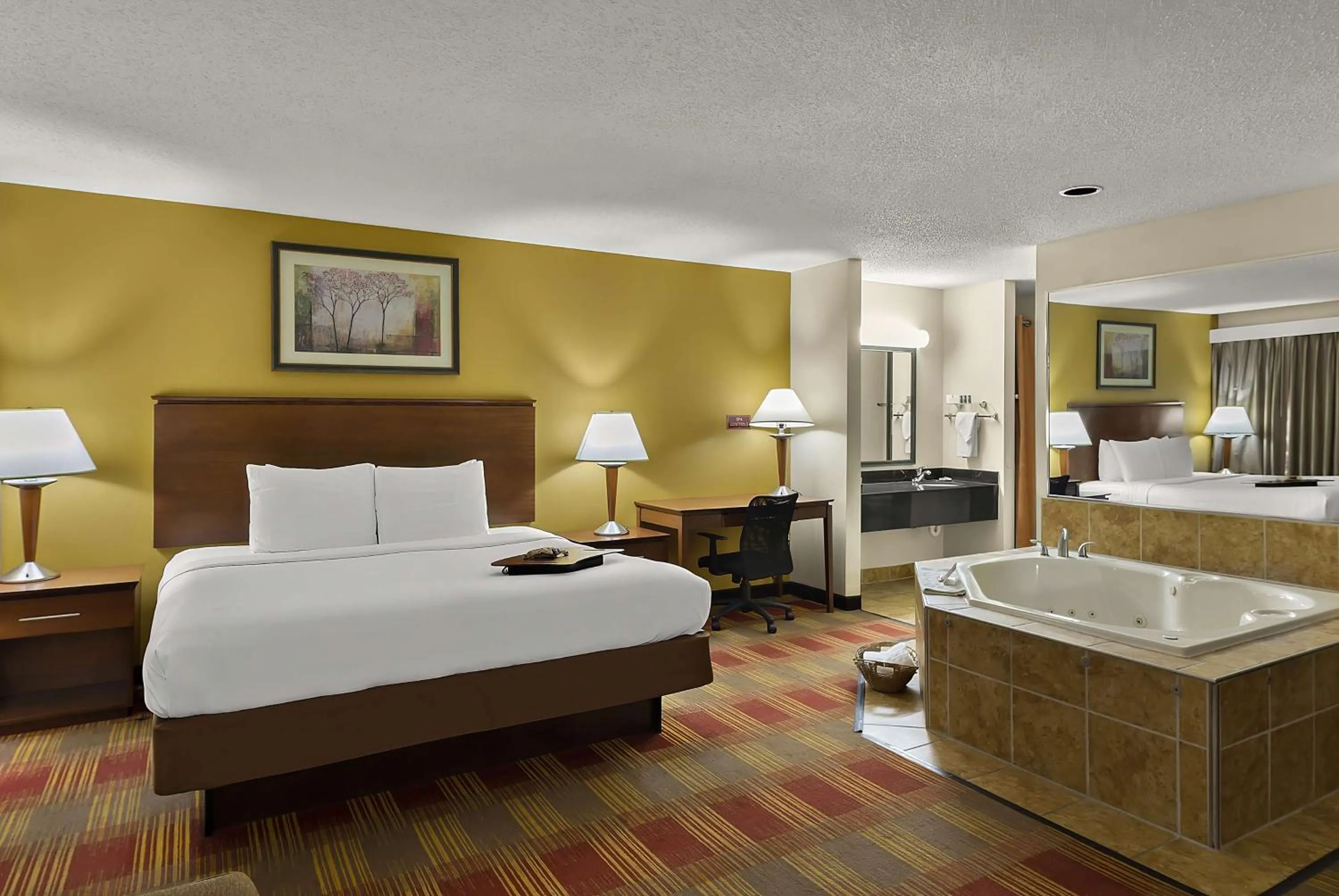 Photo of the whole room, Bed in Best Western Lakewood Inn