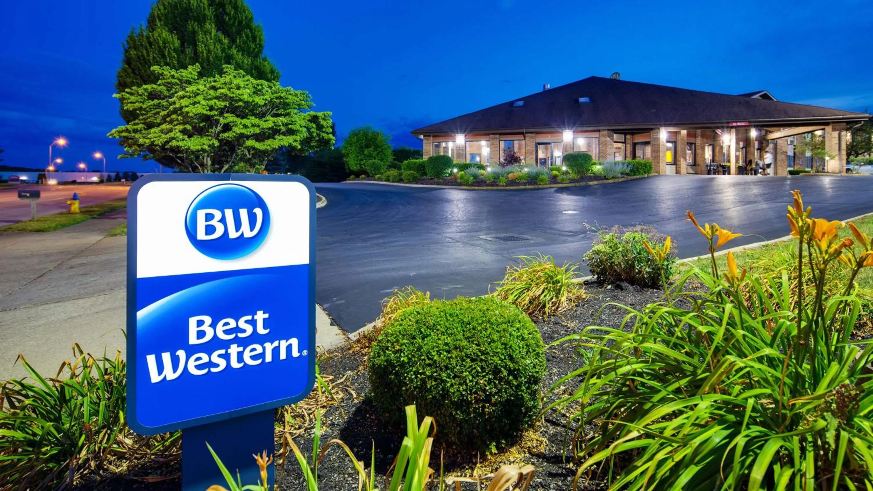 Property building in Best Western Lakewood Inn