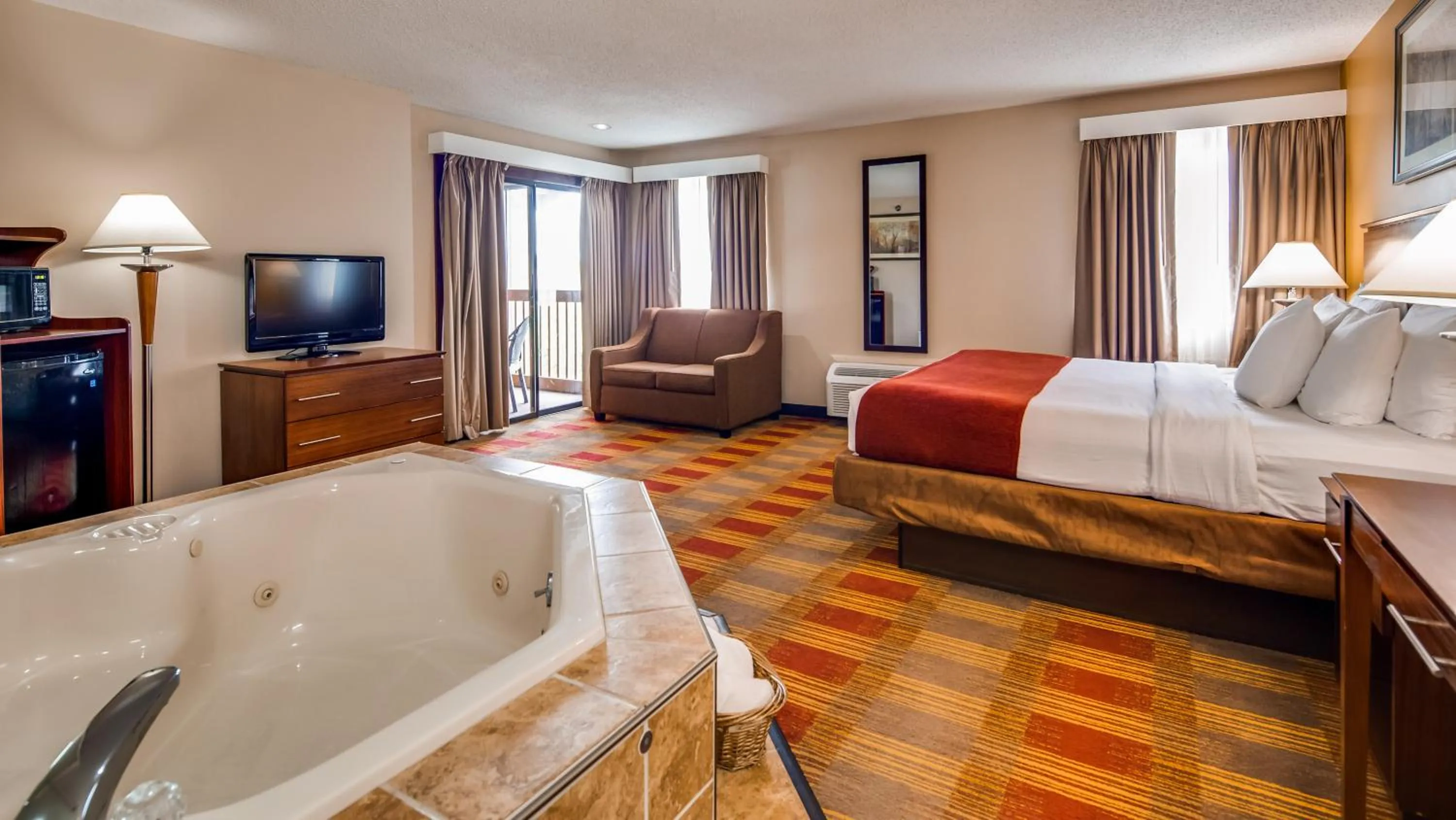 Hot Tub, Bed in Best Western Lakewood Inn