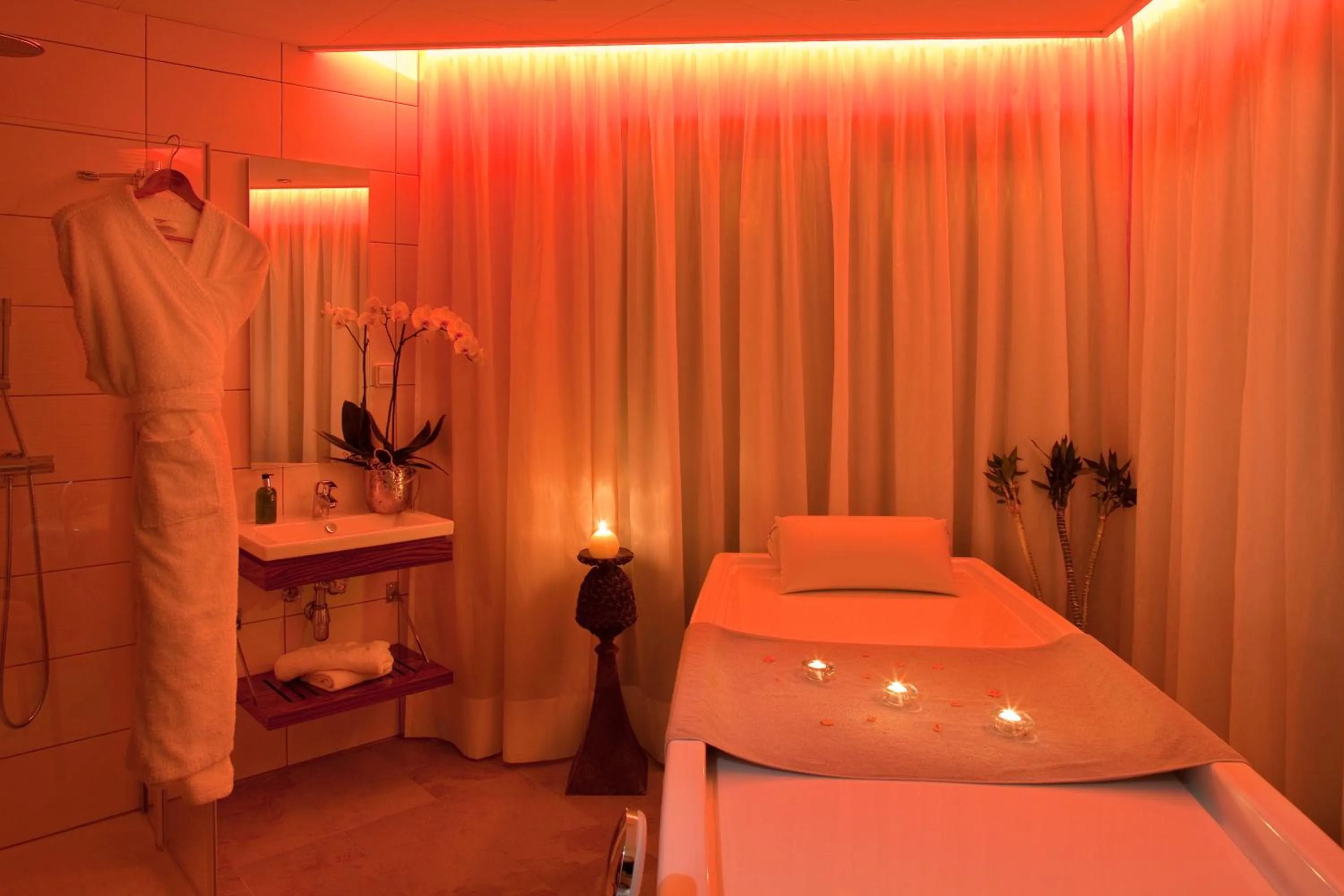 Massage, Bed in Logis Hotel Le Parc & Spa