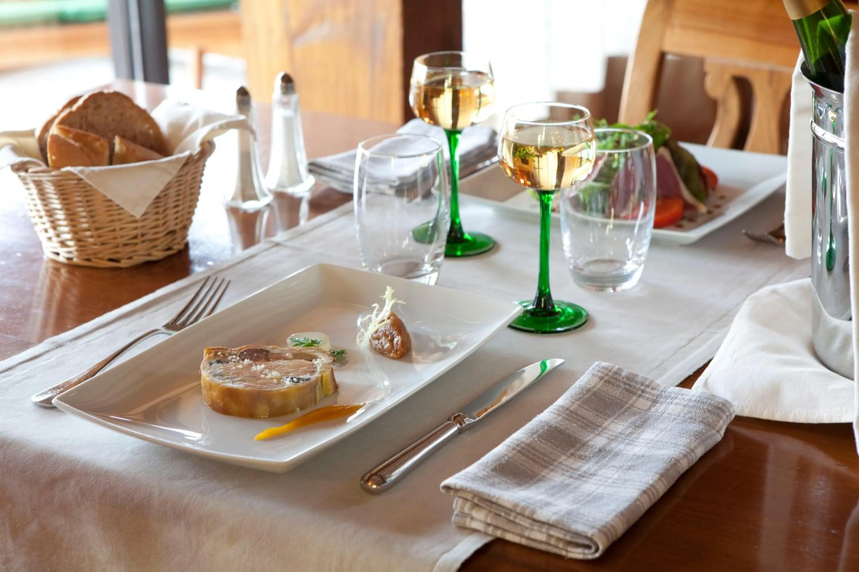 Meals in Logis Hotel Le Parc & Spa