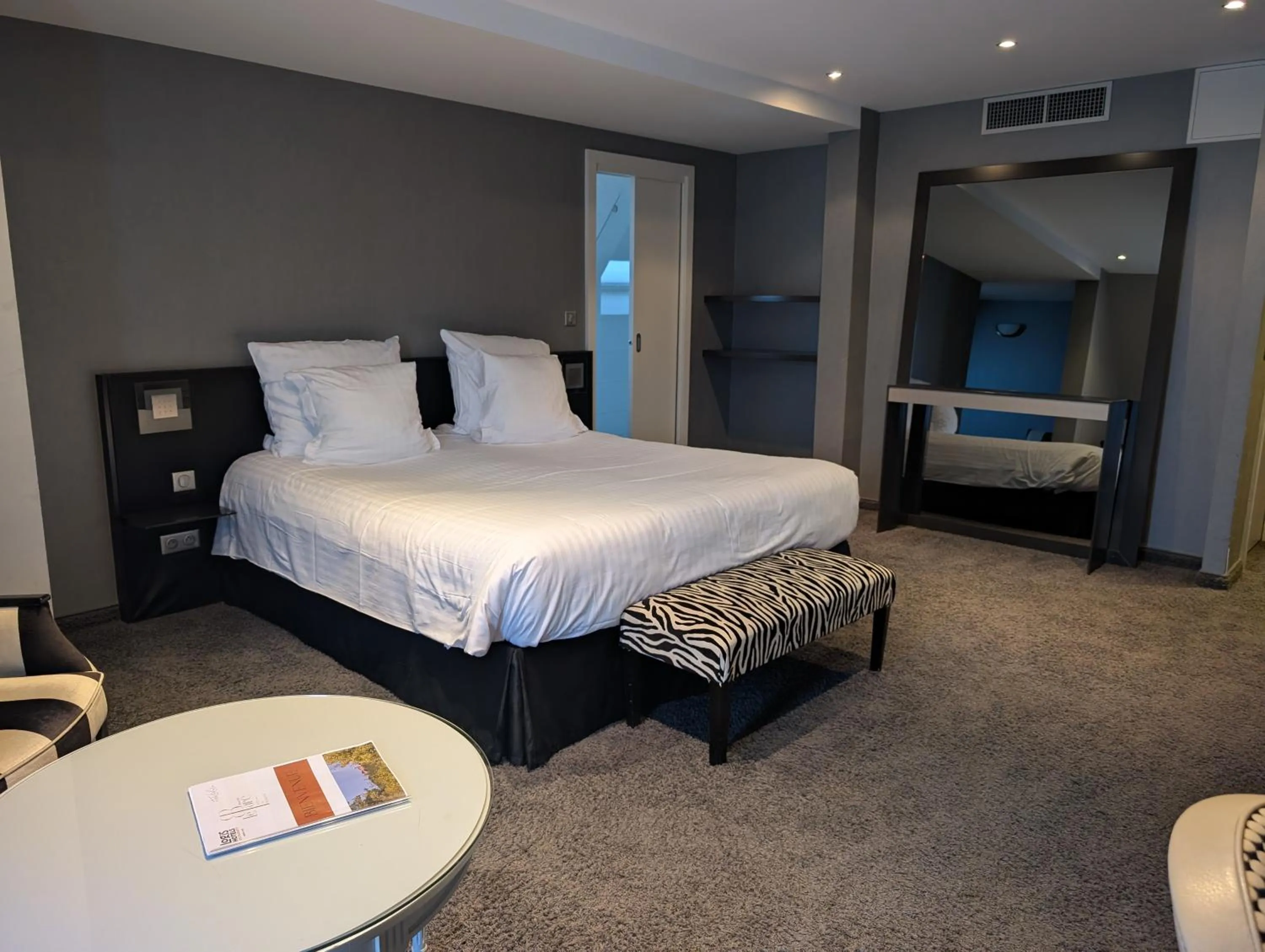 Bed in Logis Hotel Le Parc & Spa