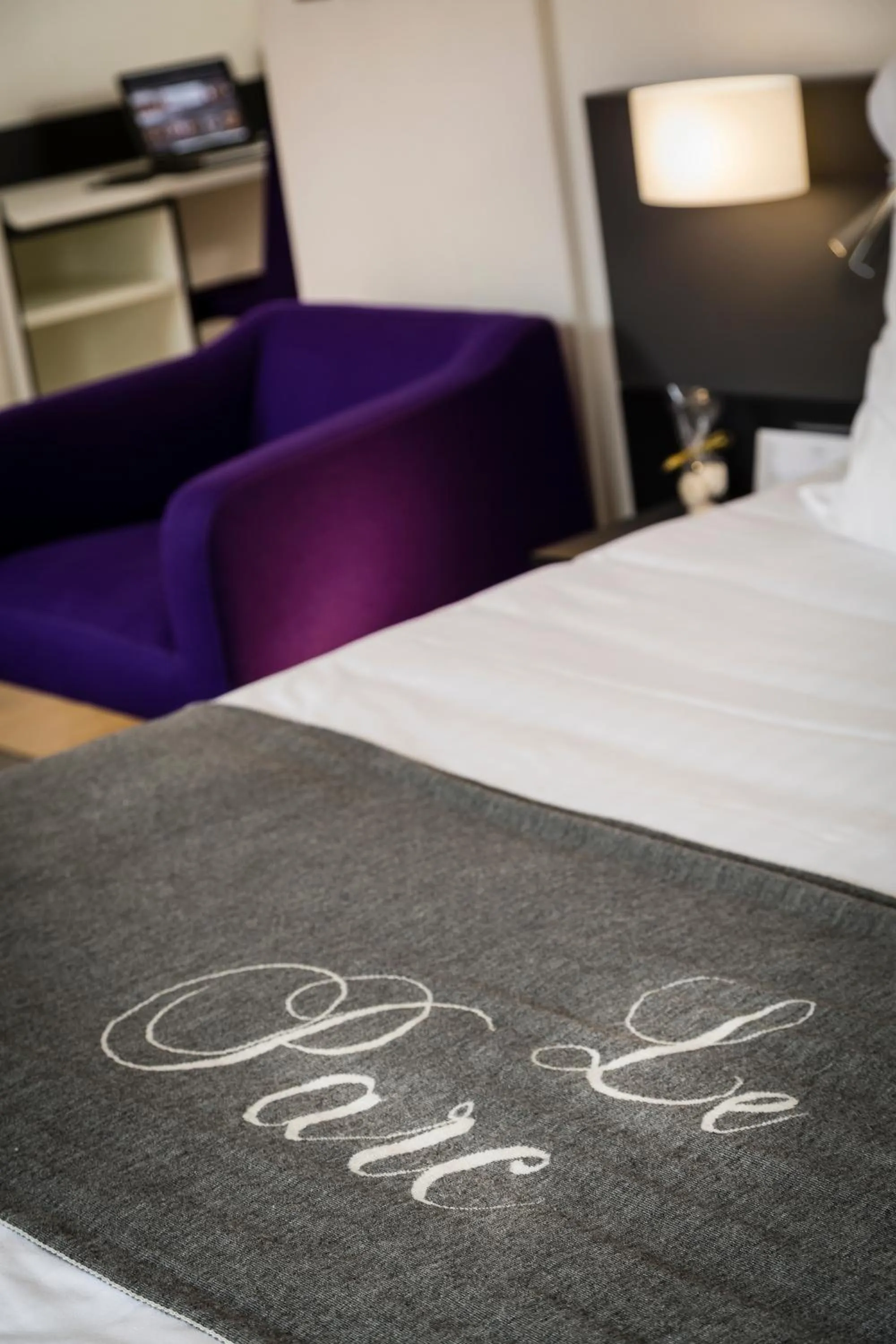 Bed in Logis Hotel Le Parc & Spa